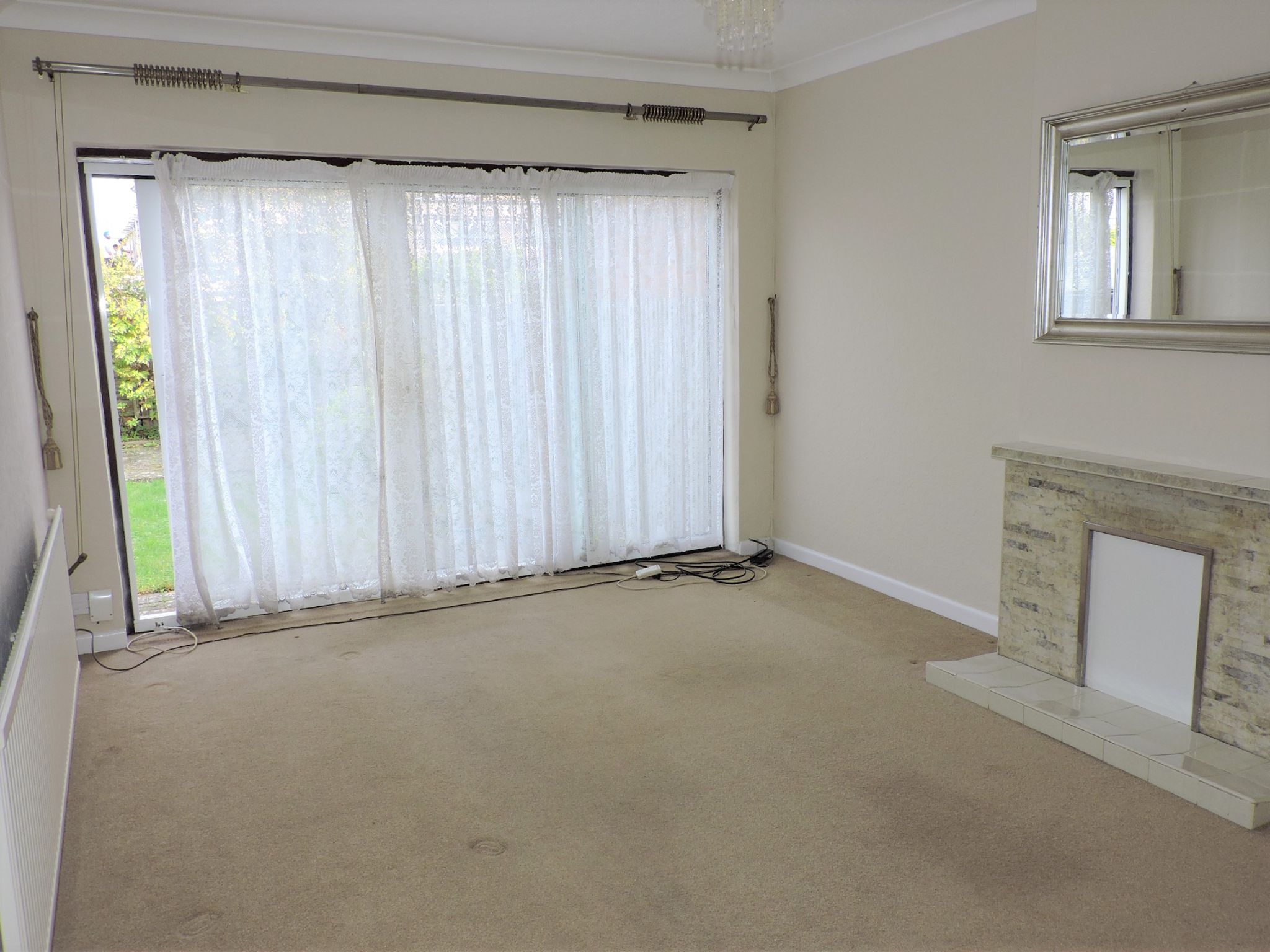 2 bedroom semi-detached bungalow To Let in Epsom - Photograph 4