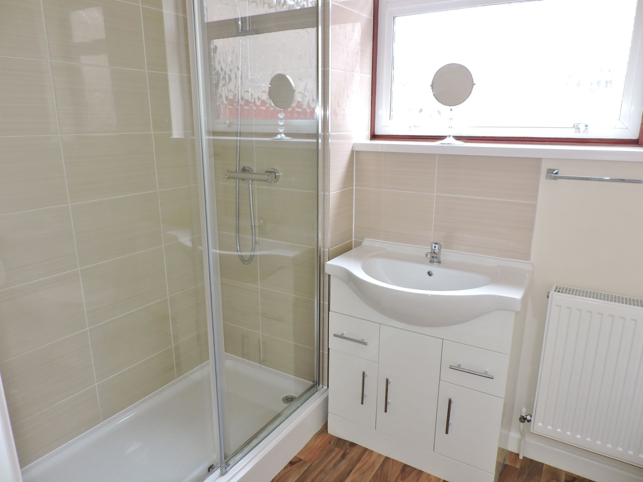 2 bedroom semi-detached bungalow To Let in Epsom - Photograph 11