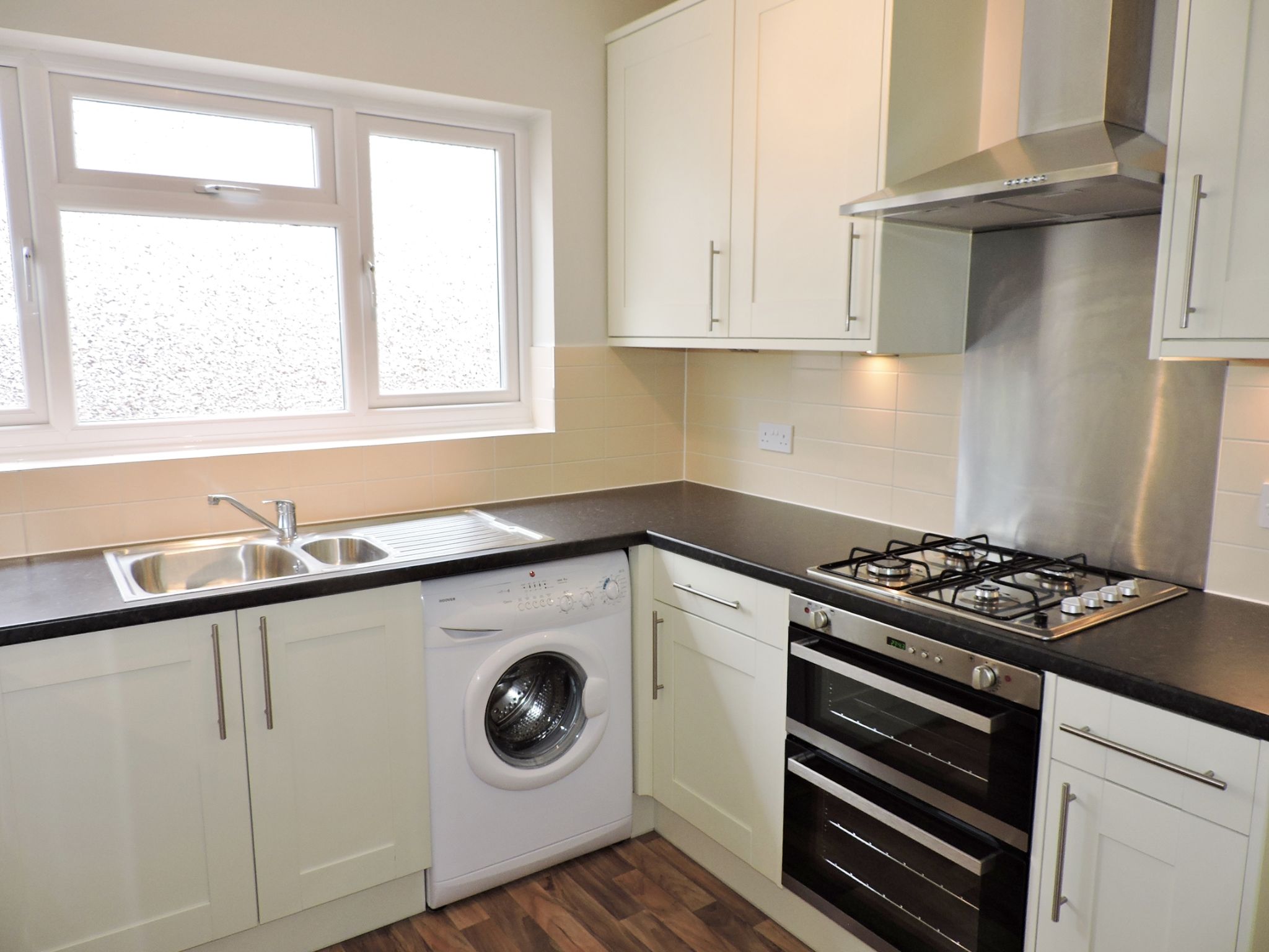 2 bedroom semi-detached bungalow To Let in Epsom - Photograph 6