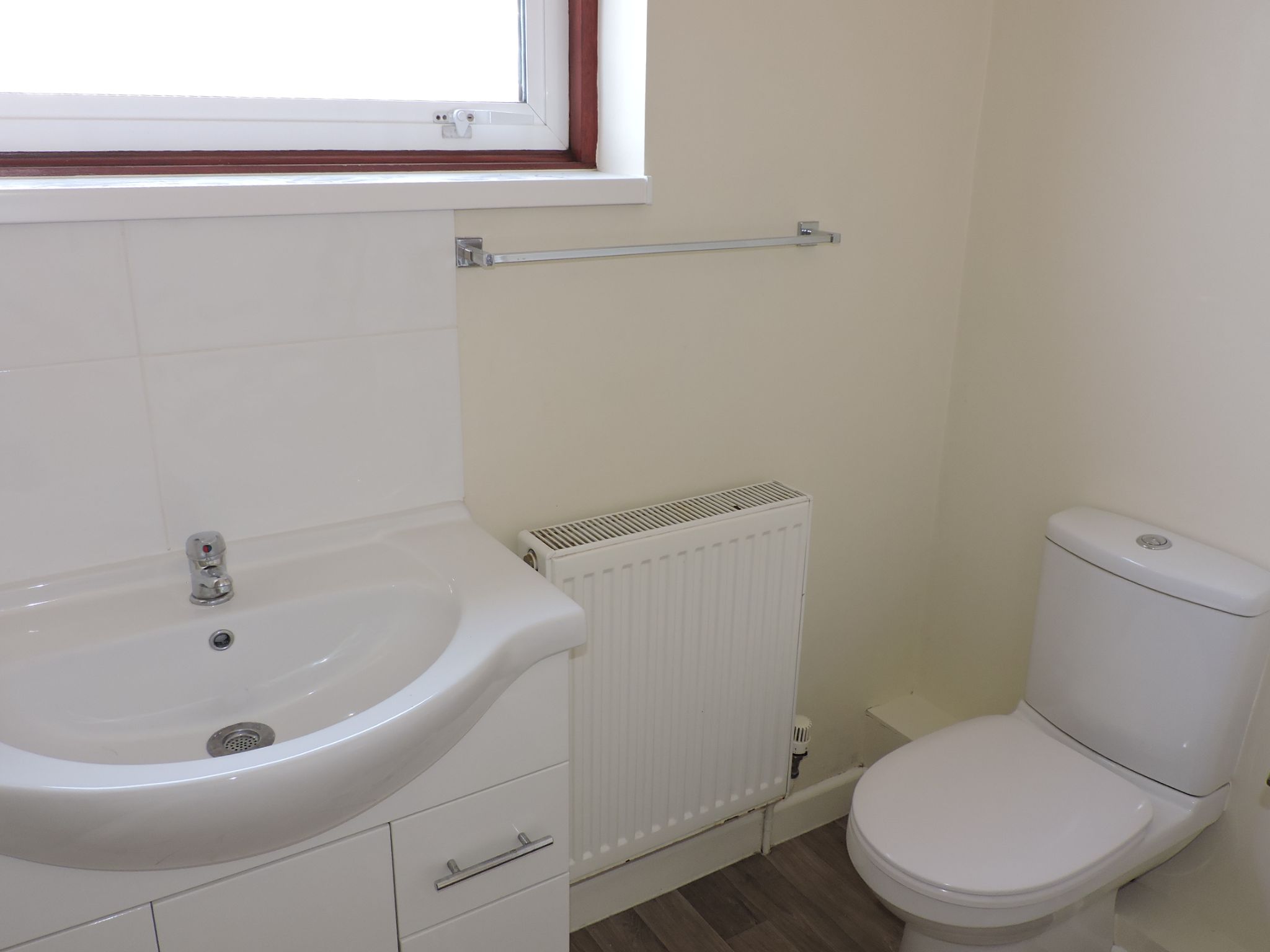 2 bedroom semi-detached bungalow To Let in Epsom - Photograph 13