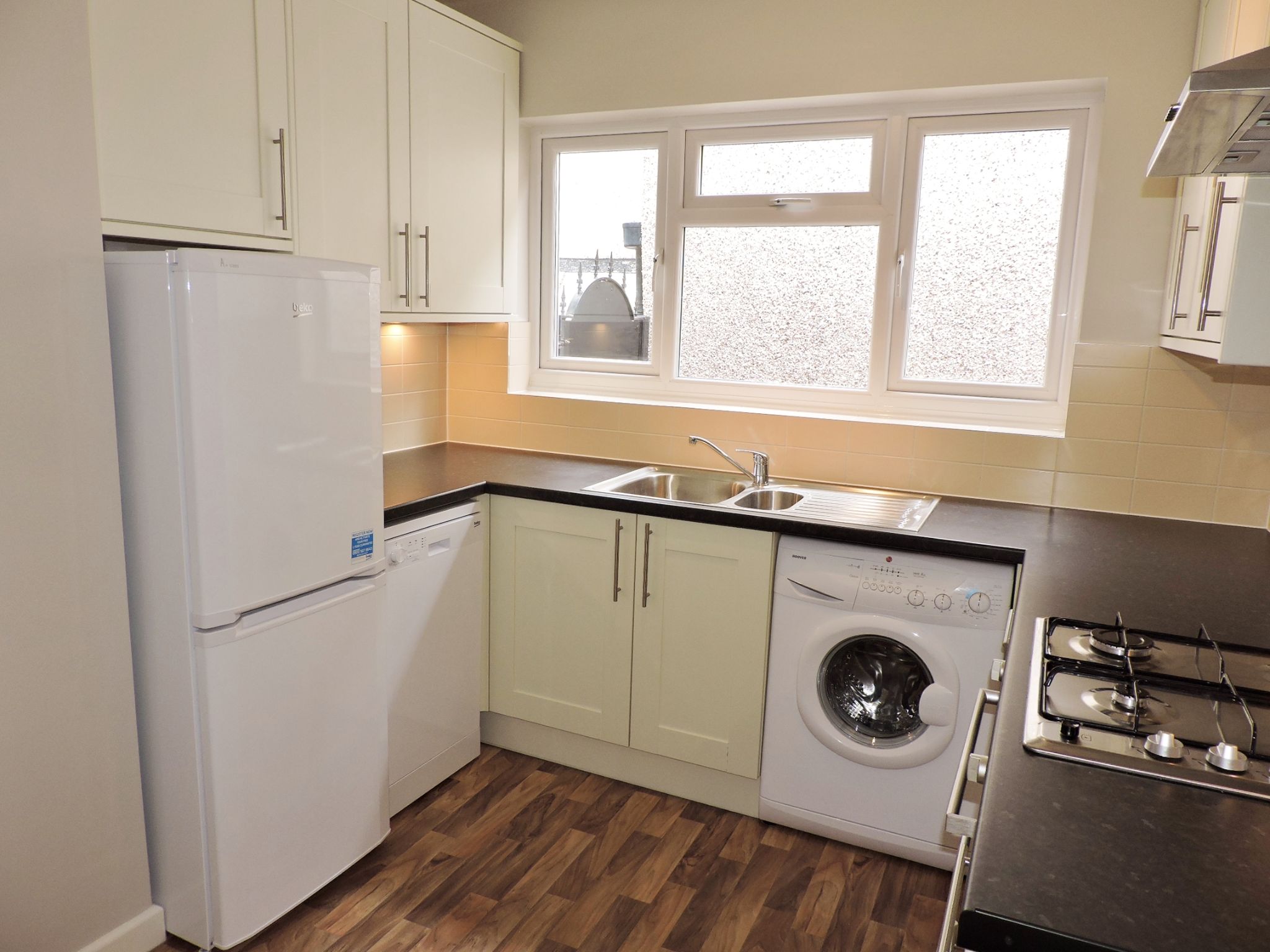 2 bedroom semi-detached bungalow To Let in Epsom - Photograph 5