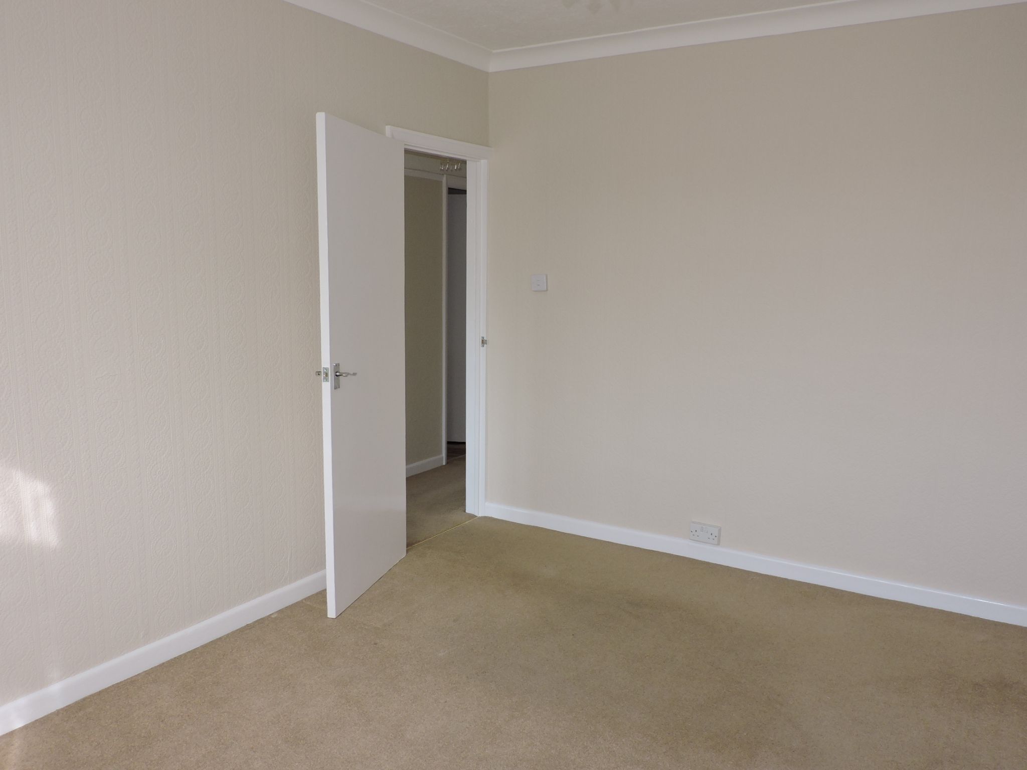 2 bedroom semi-detached bungalow To Let in Epsom - Photograph 8