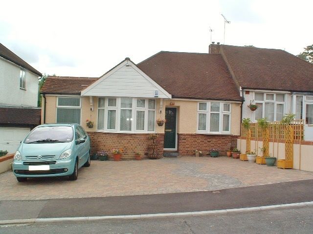 apartment flat/apartment To Let in Epsom - Photograph 1