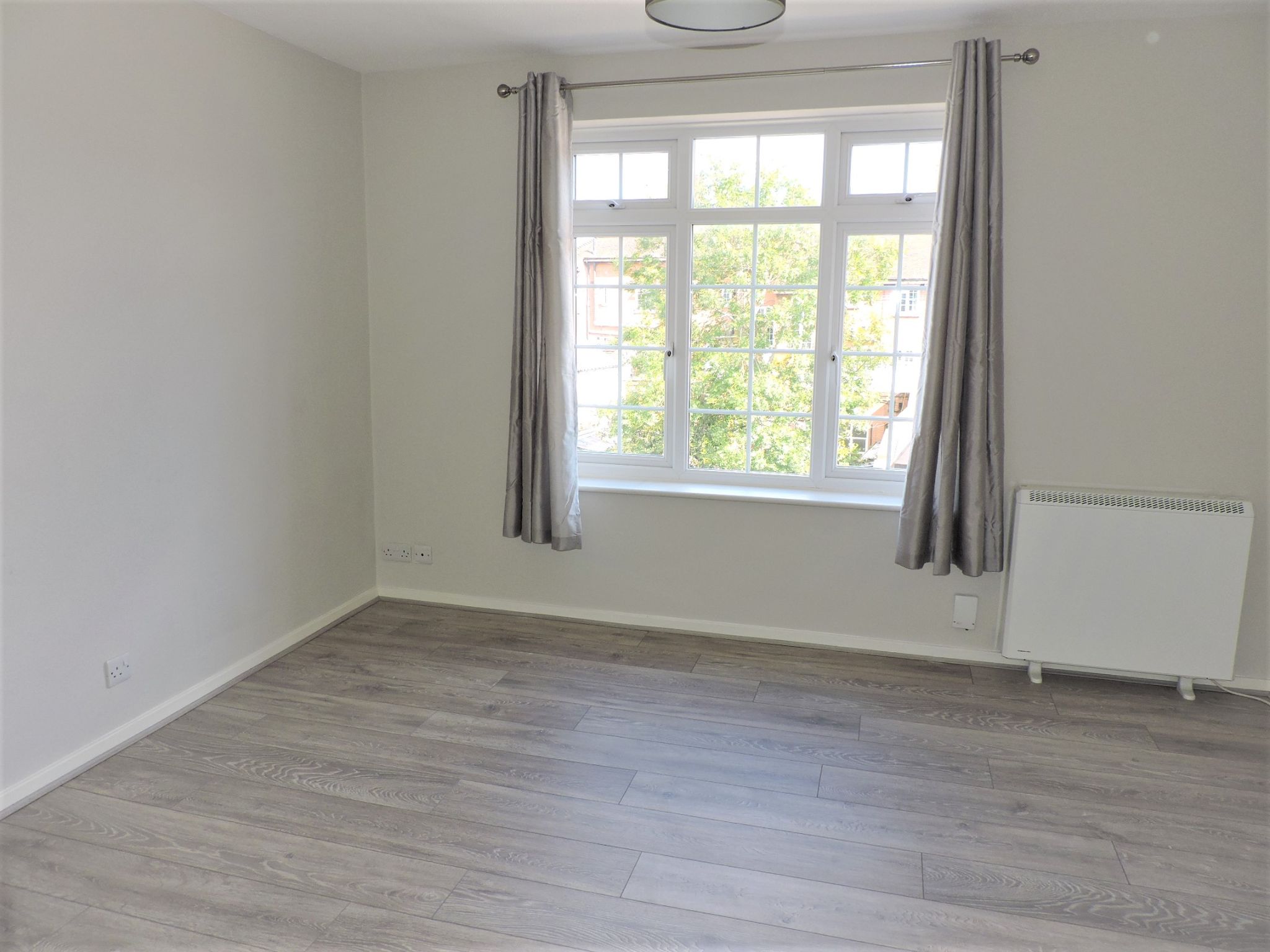1 bedroom apartment flat/apartment To Let in Chessington - Photograph 3