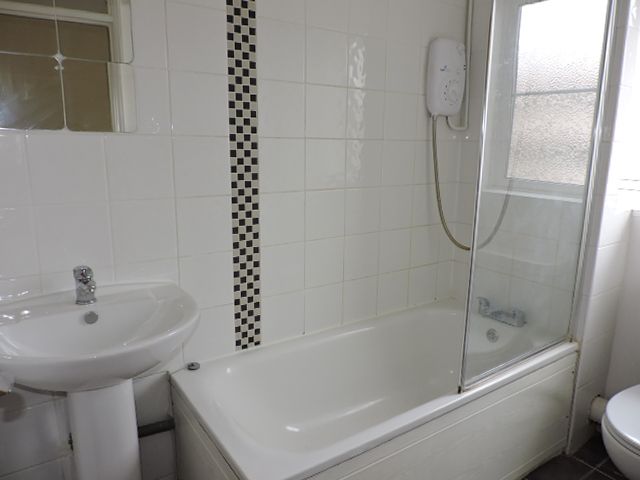 1 bedroom mid terraced house To Let in New Malden - Photograph 7