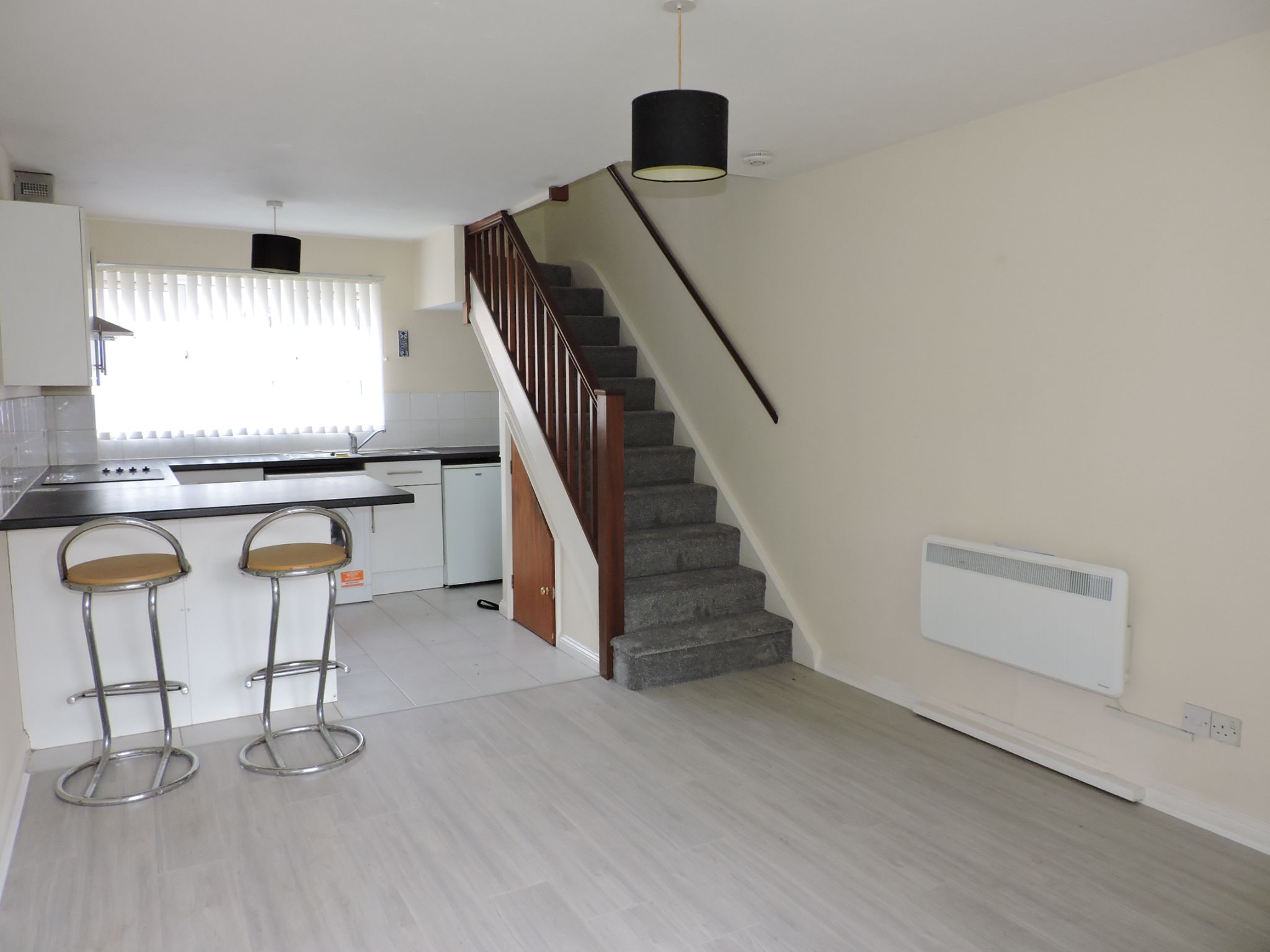 1 bedroom mid terraced house To Let in New Malden - Photograph 2