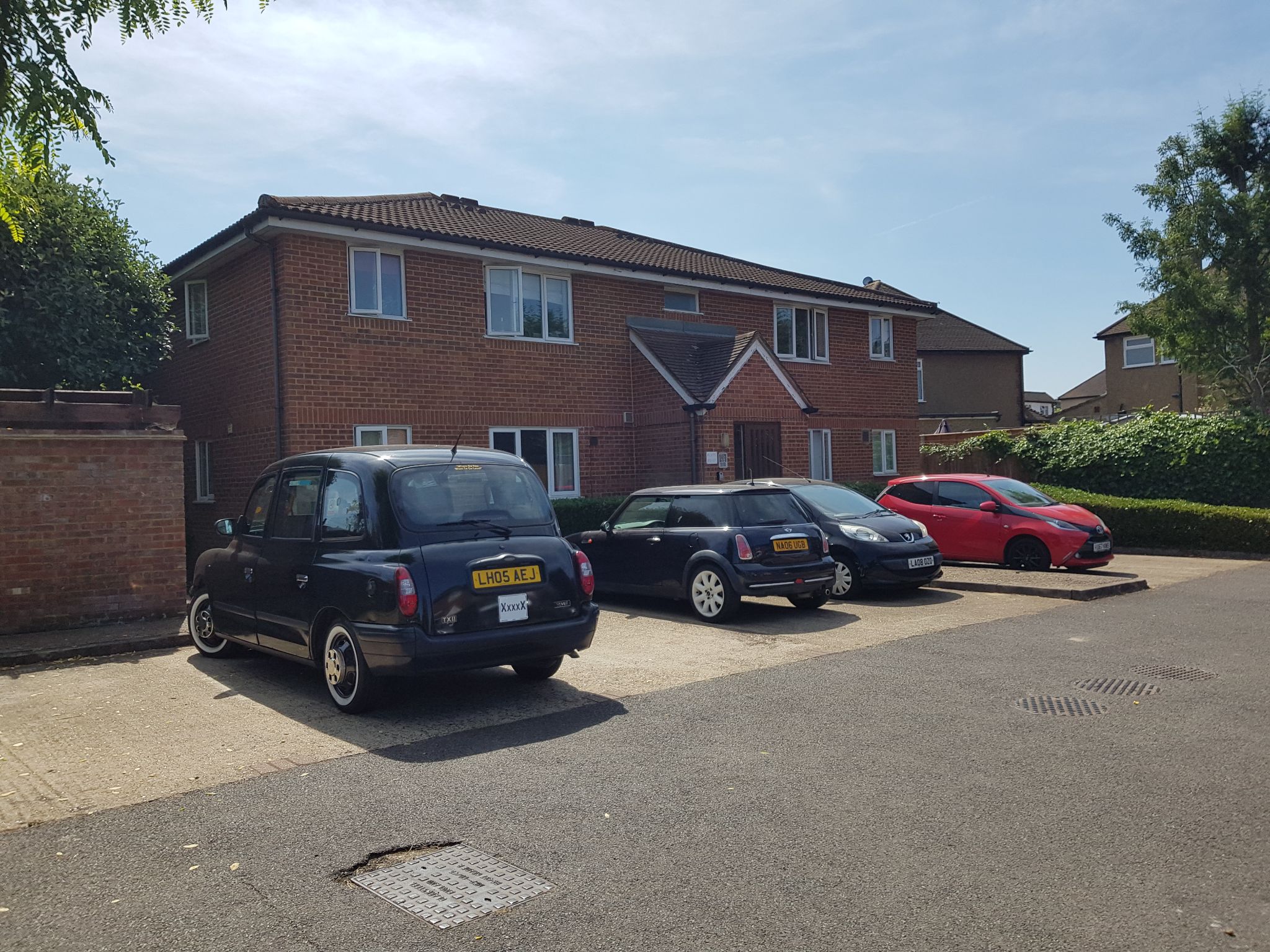 1 bedroom flat flat/apartment To Let in Chessington - Photograph 1