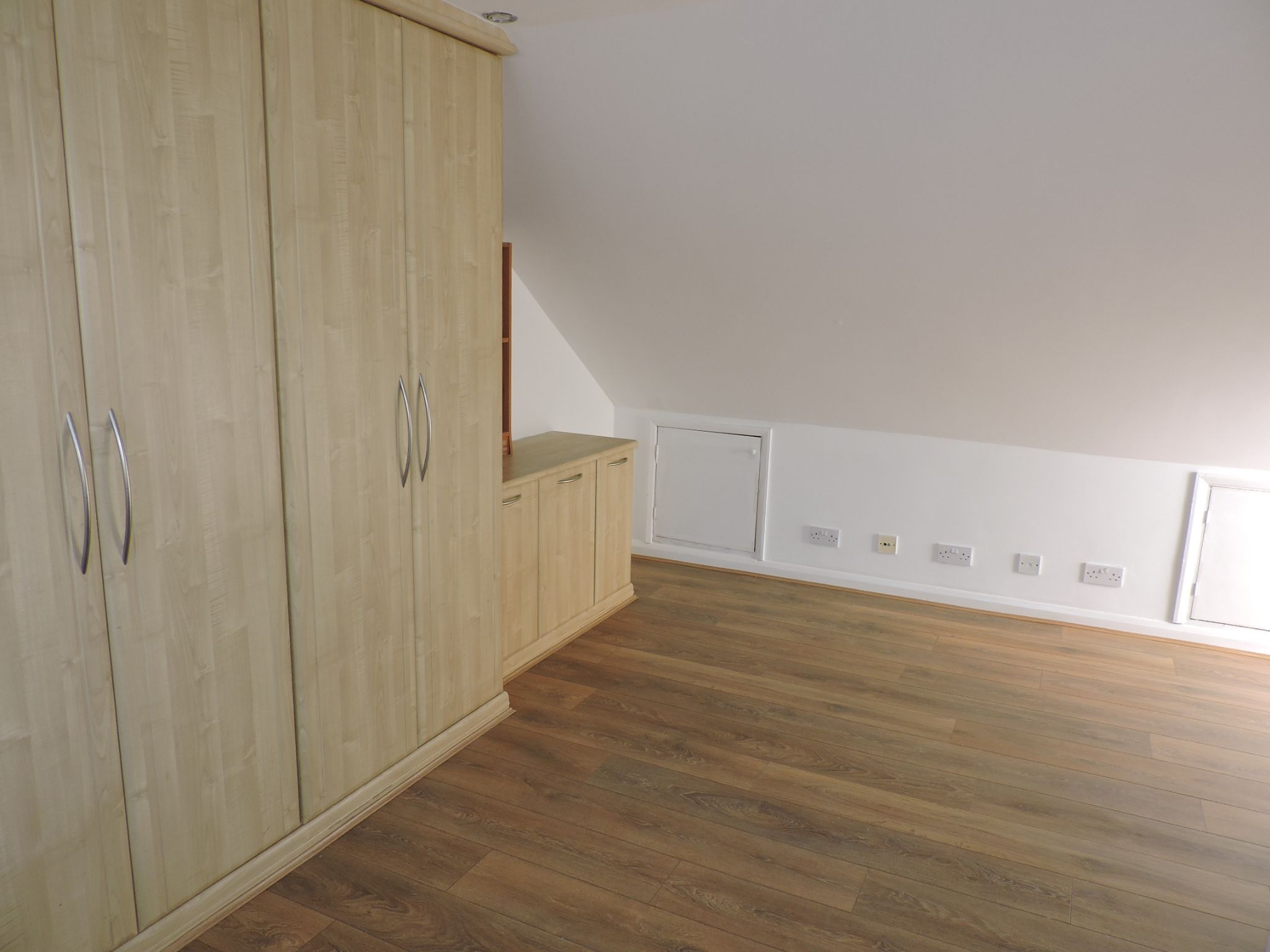 4 bedroom semi-detached house To Let in New Malden - Photograph 16