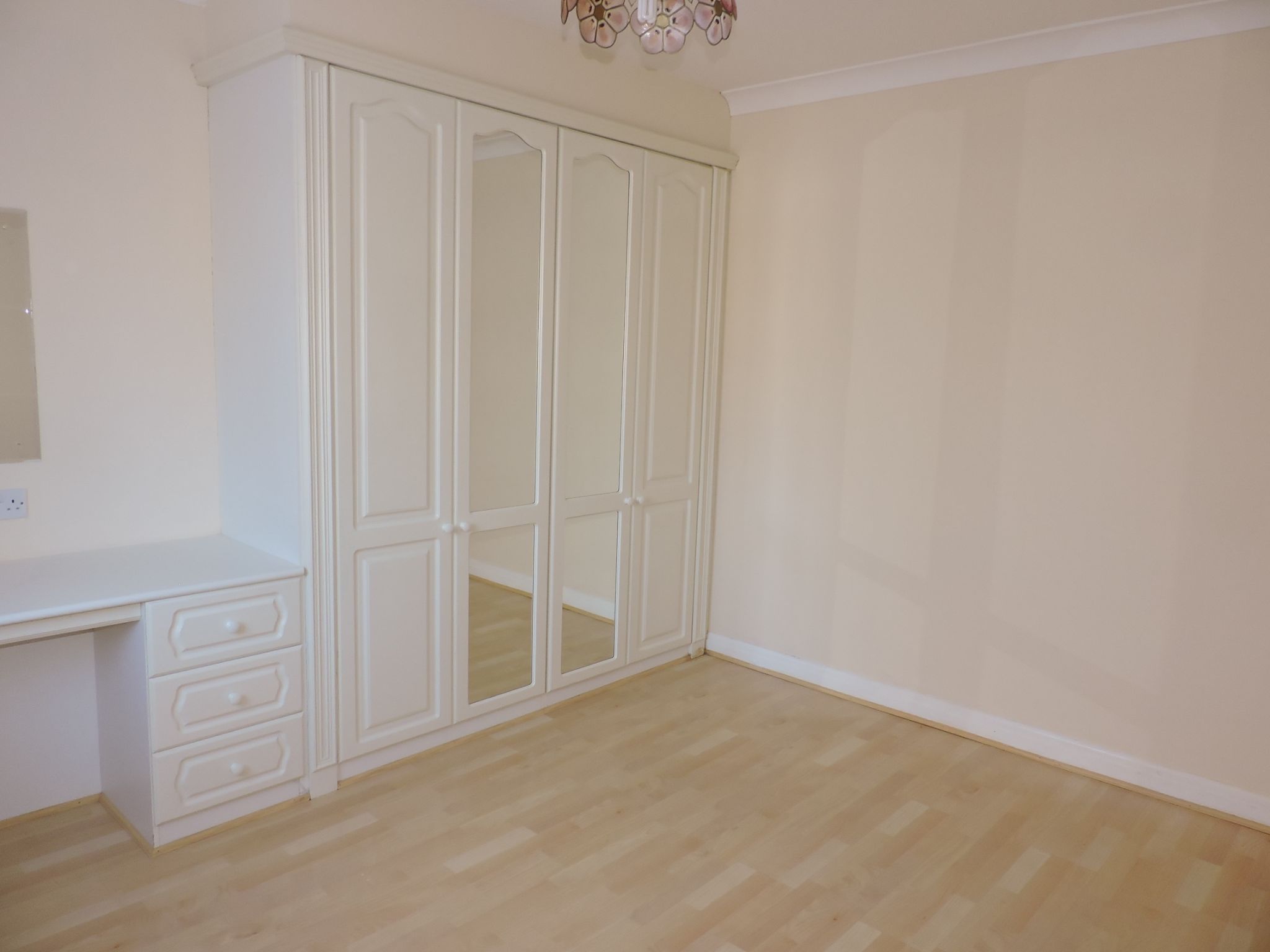 4 bedroom semi-detached house To Let in New Malden - Photograph 13