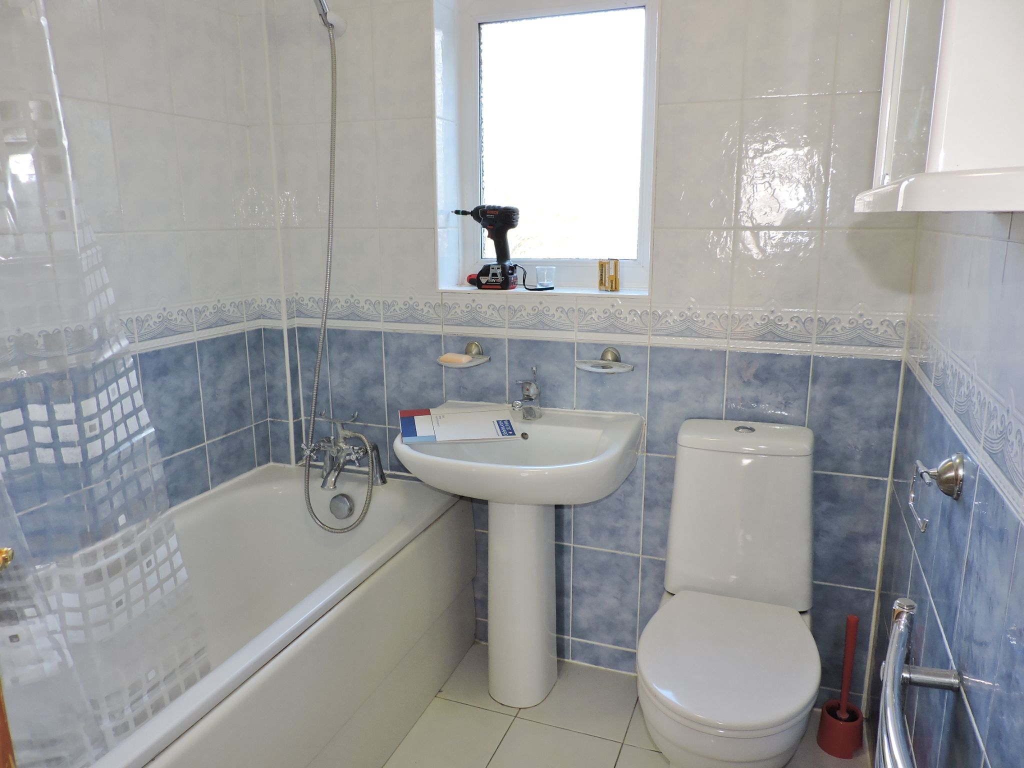 4 bedroom semi-detached house To Let in New Malden - Photograph 12