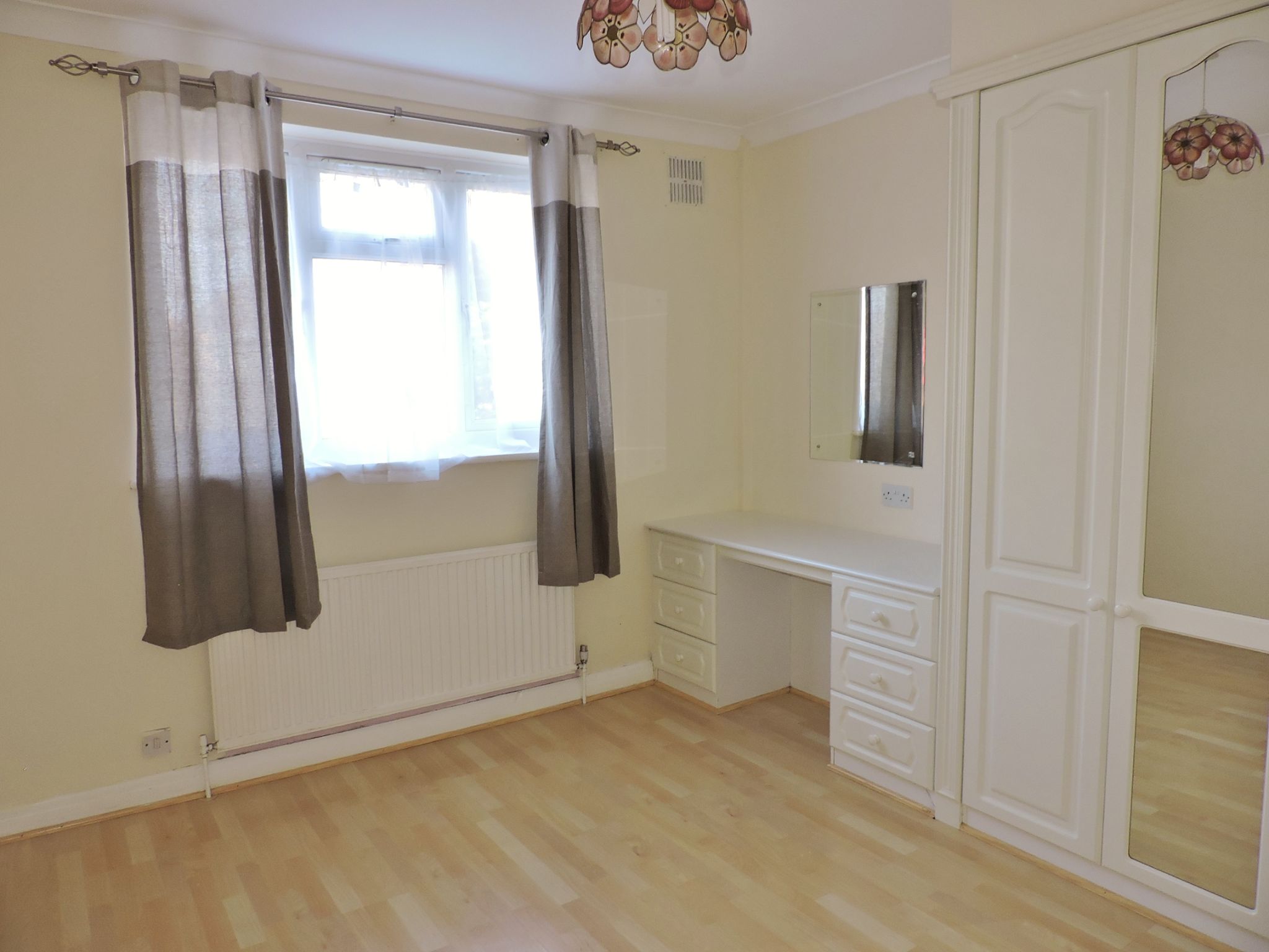 4 bedroom semi-detached house To Let in New Malden - Photograph 10