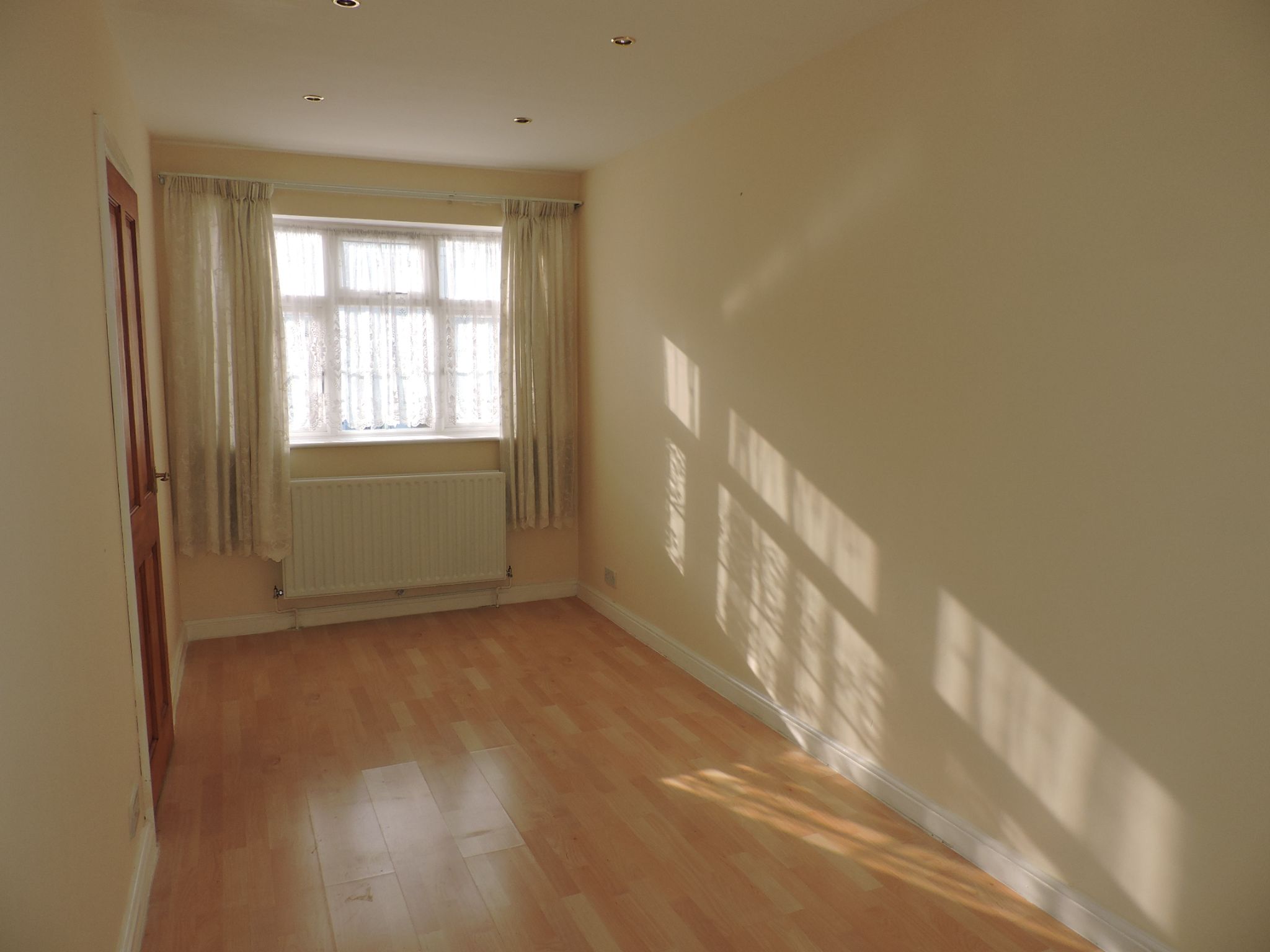 4 bedroom semi-detached house To Let in New Malden - Photograph 6