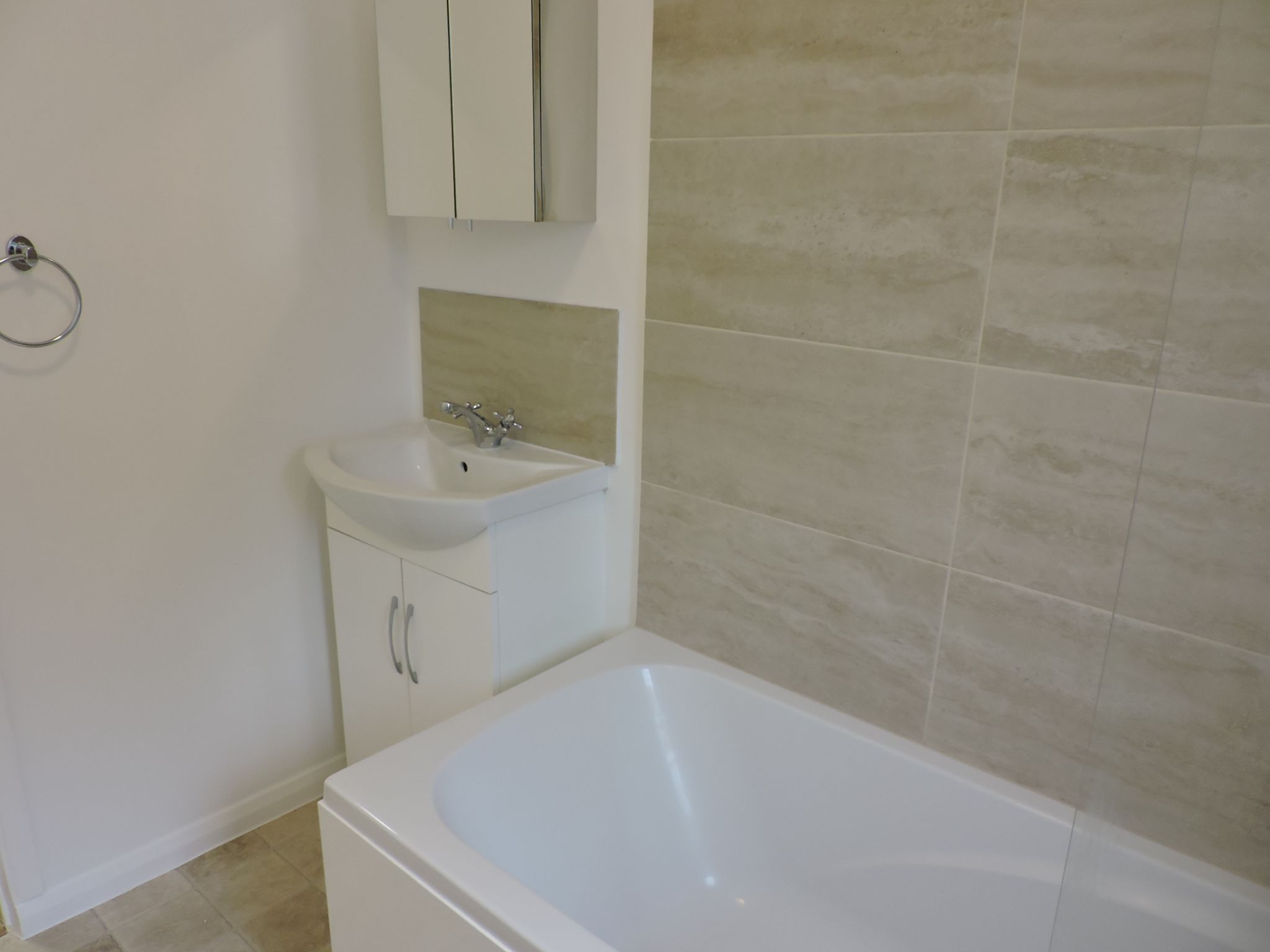 1 bedroom flat flat/apartment To Let in Worcester Park - Photograph 12