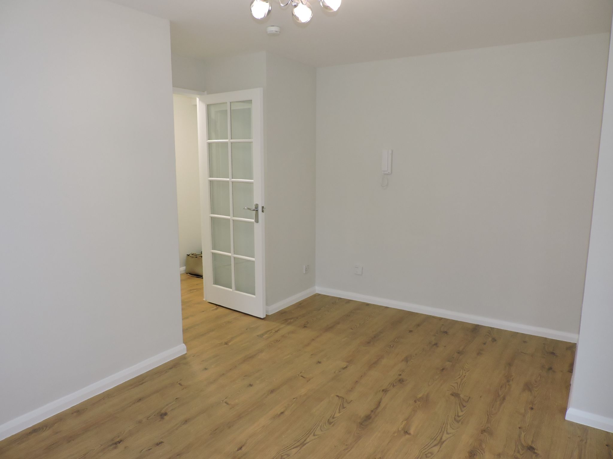1 bedroom flat flat/apartment To Let in Worcester Park - Photograph 4