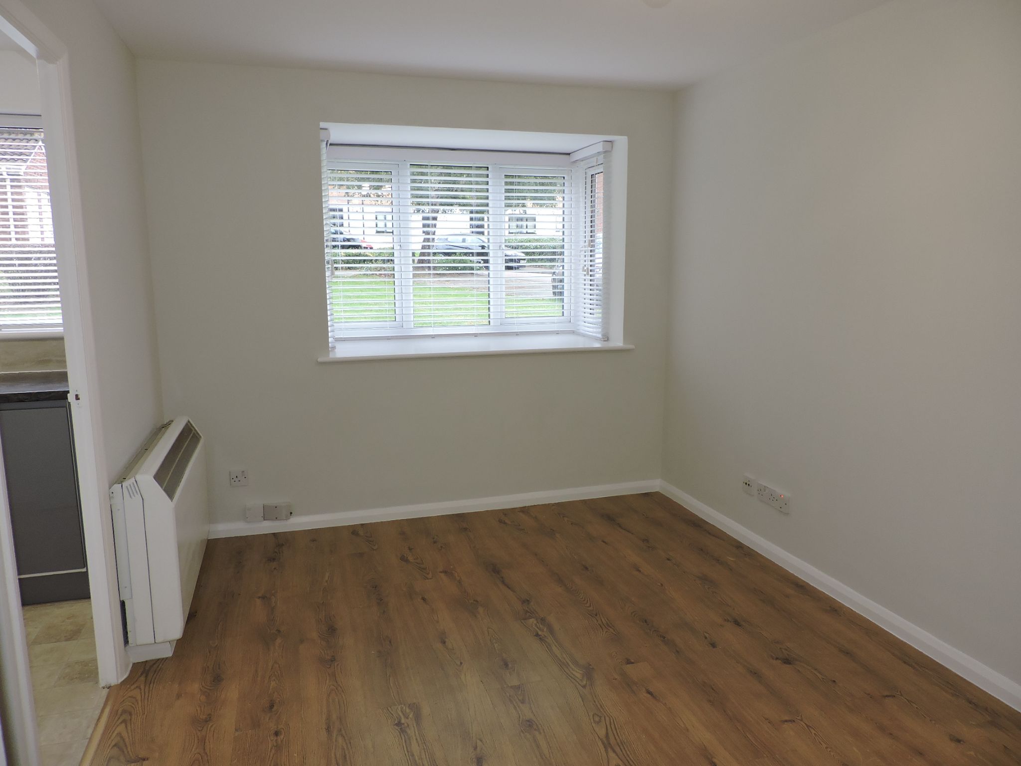1 bedroom flat flat/apartment To Let in Worcester Park - Photograph 5