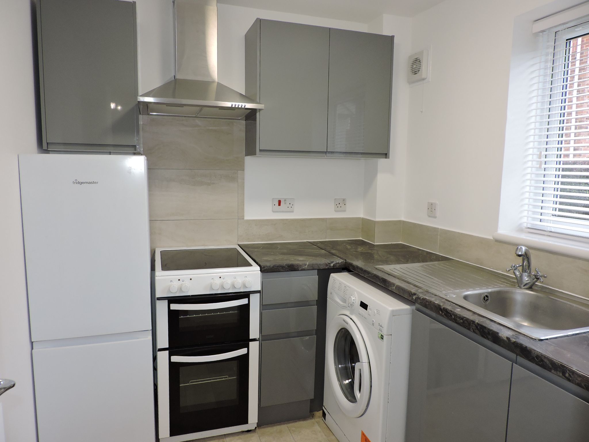 1 bedroom flat flat/apartment To Let in Worcester Park - Photograph 8