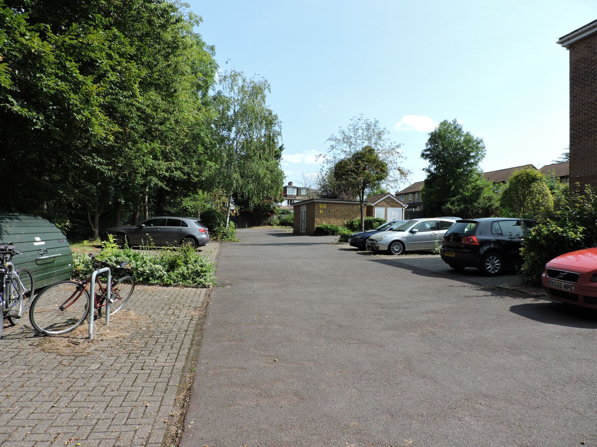 1 bedroom flat flat/apartment To Let in Worcester Park - Photograph 3