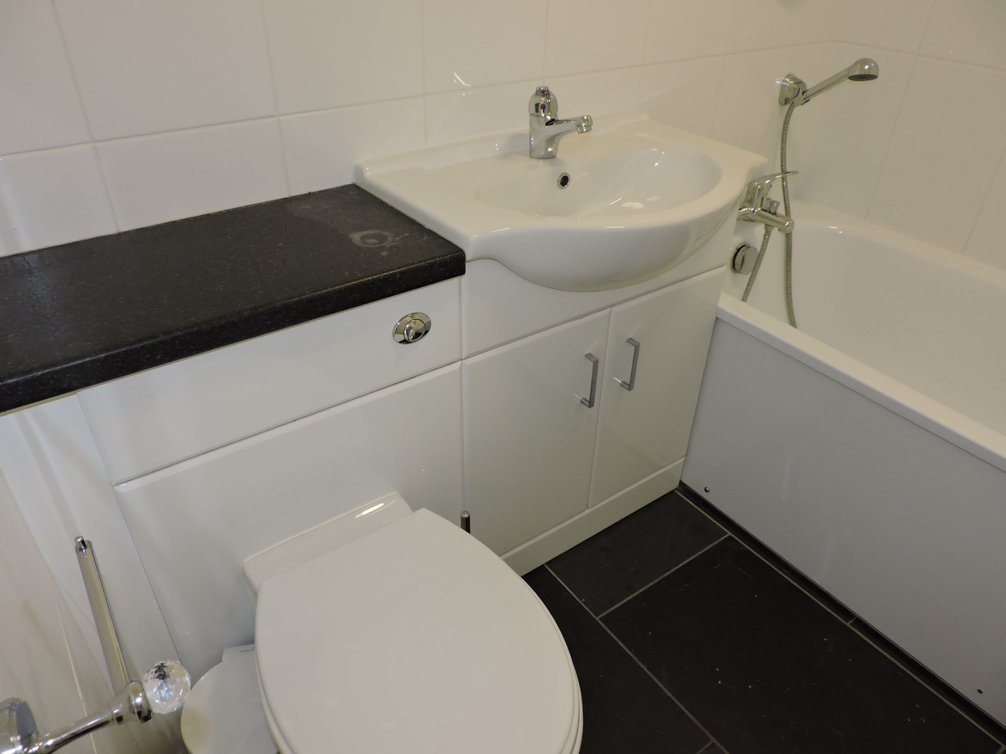 1 bedroom flat flat/apartment For Sale in Chessington - Photograph 9