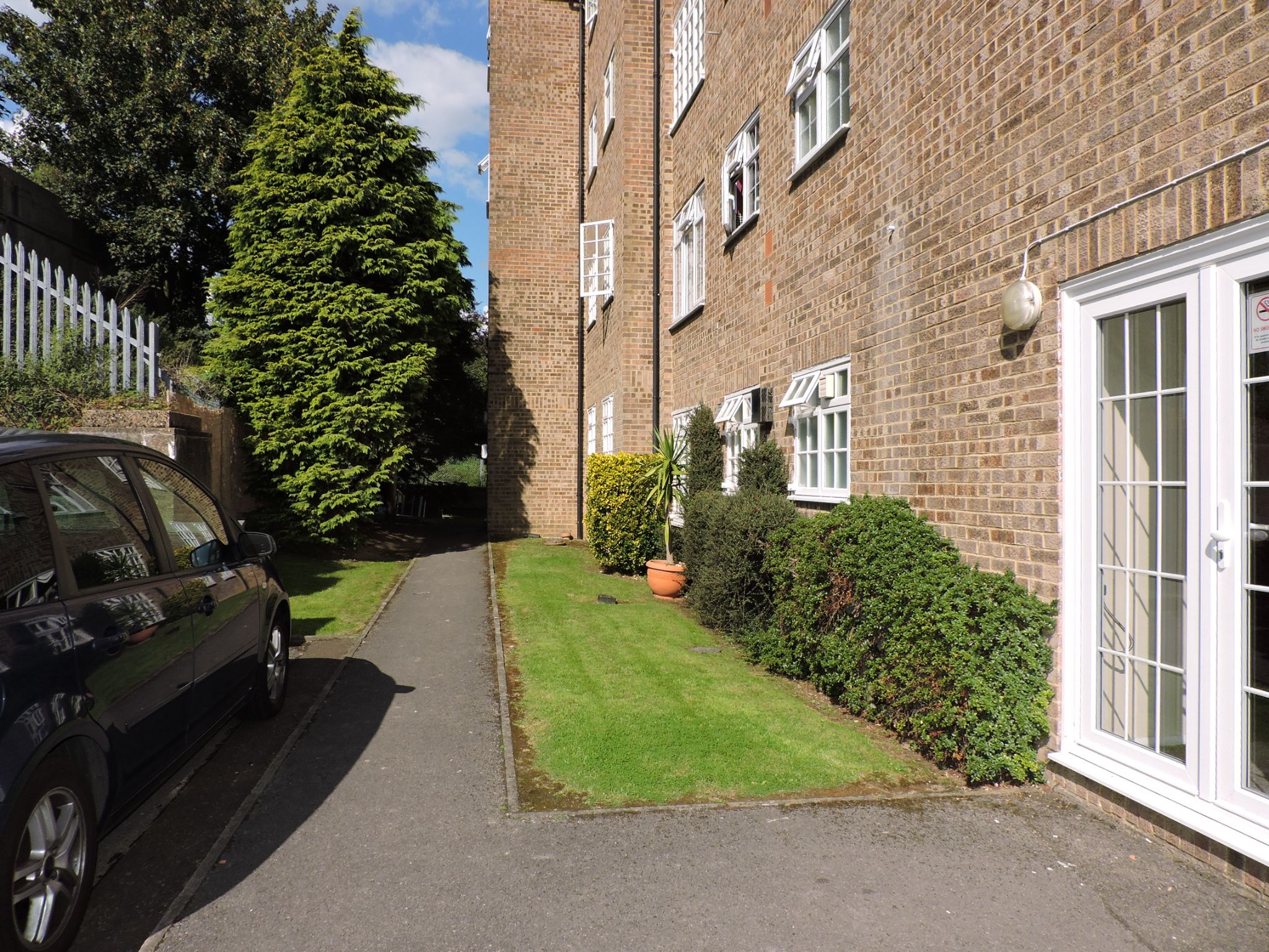 1 bedroom flat flat/apartment For Sale in Chessington - Photograph 11