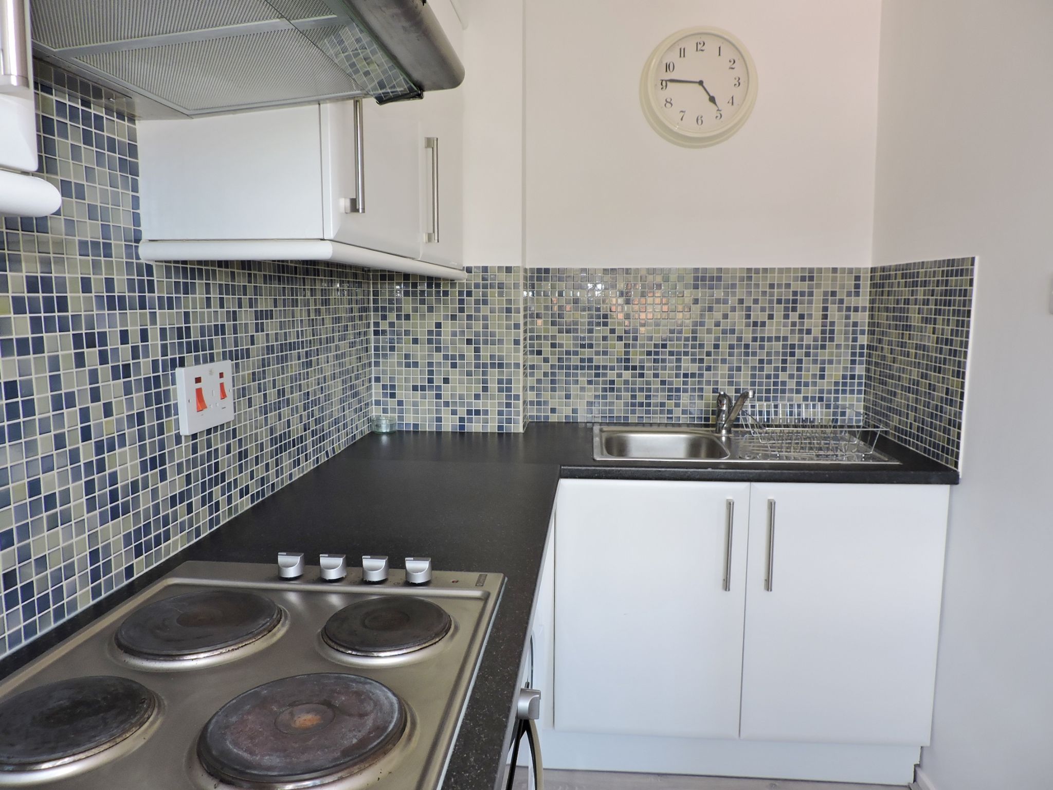 1 bedroom flat flat/apartment For Sale in Chessington - Photograph 6