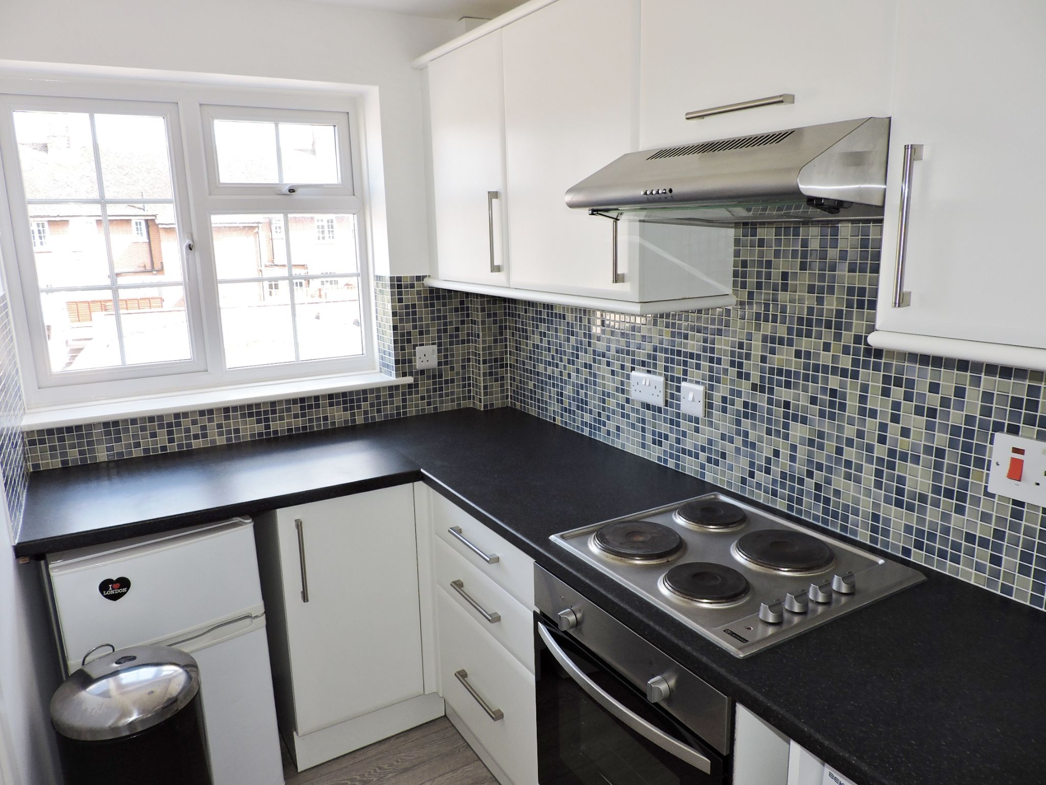 1 bedroom flat flat/apartment For Sale in Chessington - Photograph 5
