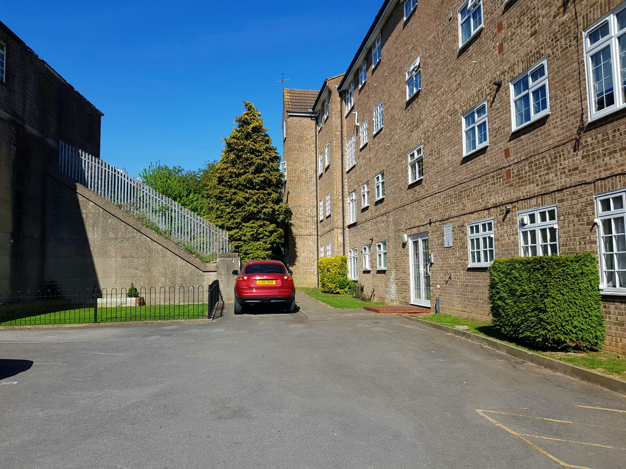 1 bedroom flat flat/apartment For Sale in Chessington - Photograph 13