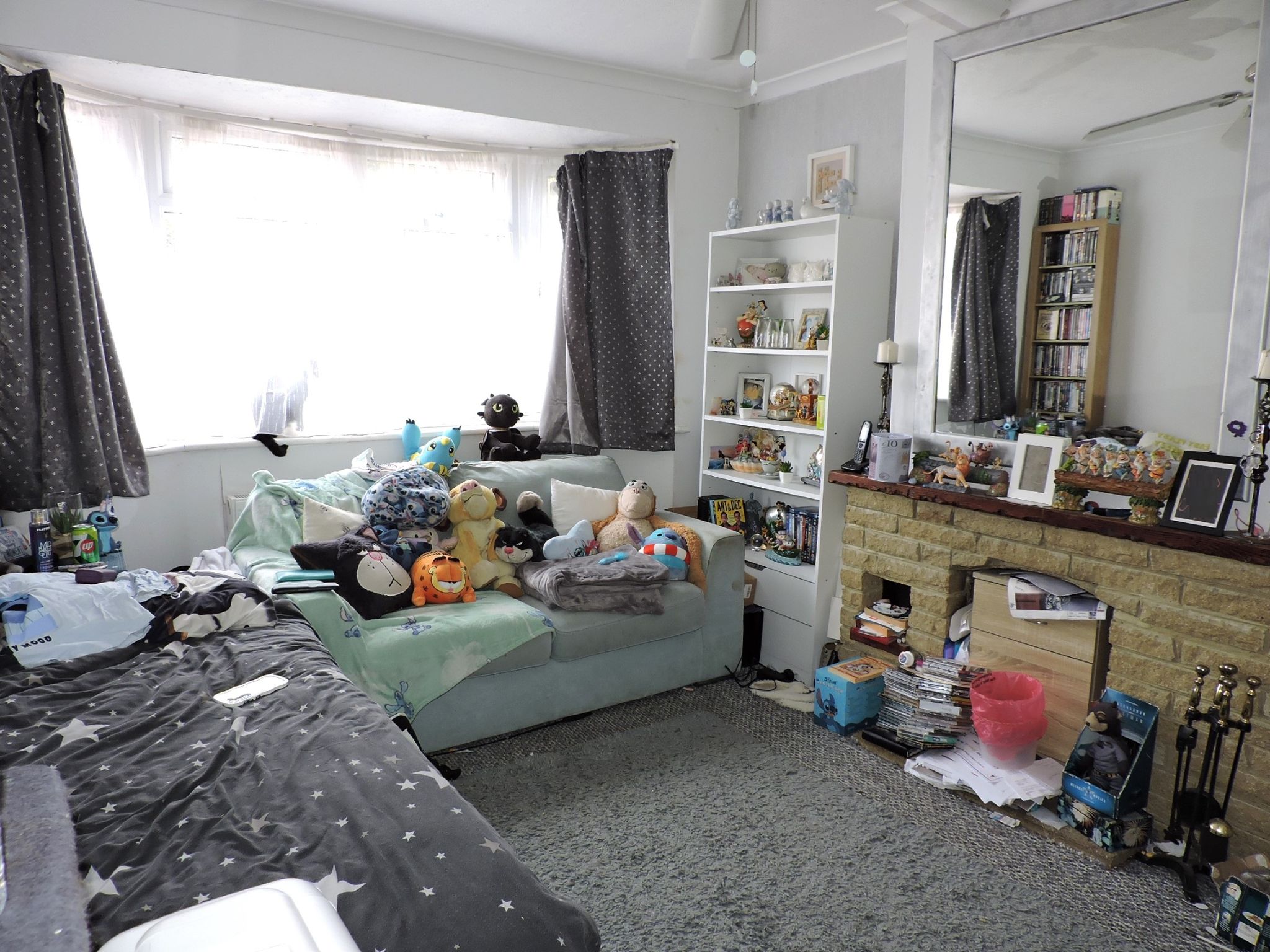 3 bedroom end terraced house For Sale in Chessington - Photograph 4