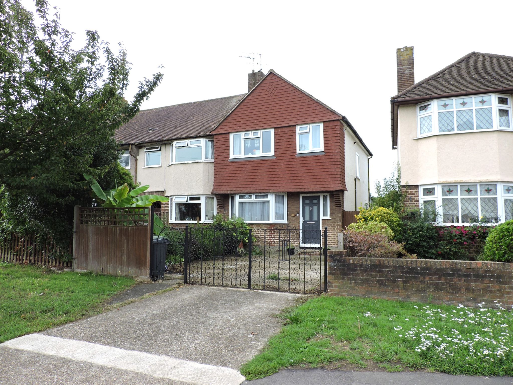 3 bedroom end terraced house For Sale in Chessington - Photograph 1