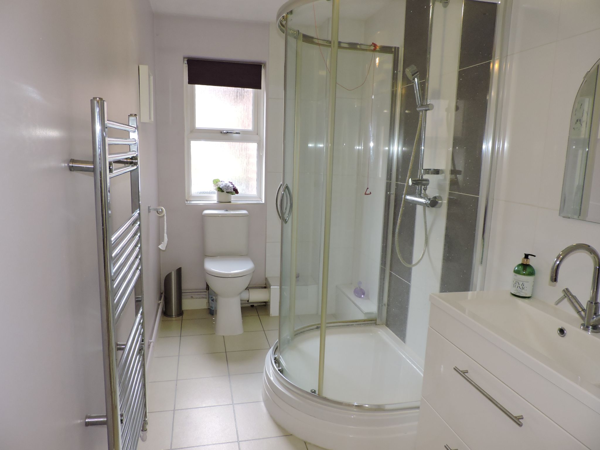 1 bedroom ground floor maisonette flat/apartment For Sale in New Malden - Photograph 12