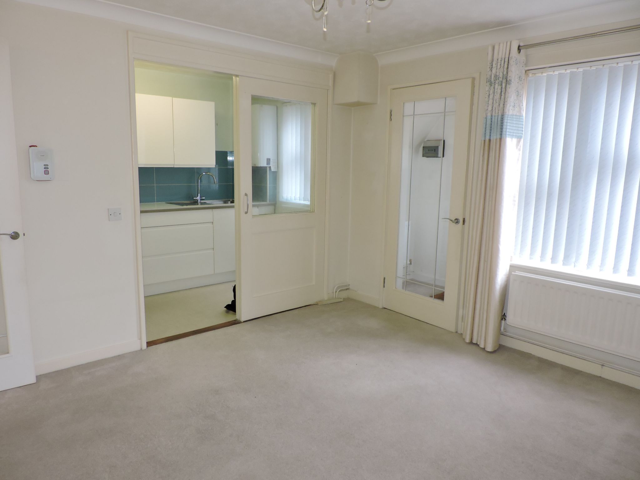 1 bedroom ground floor maisonette flat/apartment For Sale in New Malden - Photograph 2