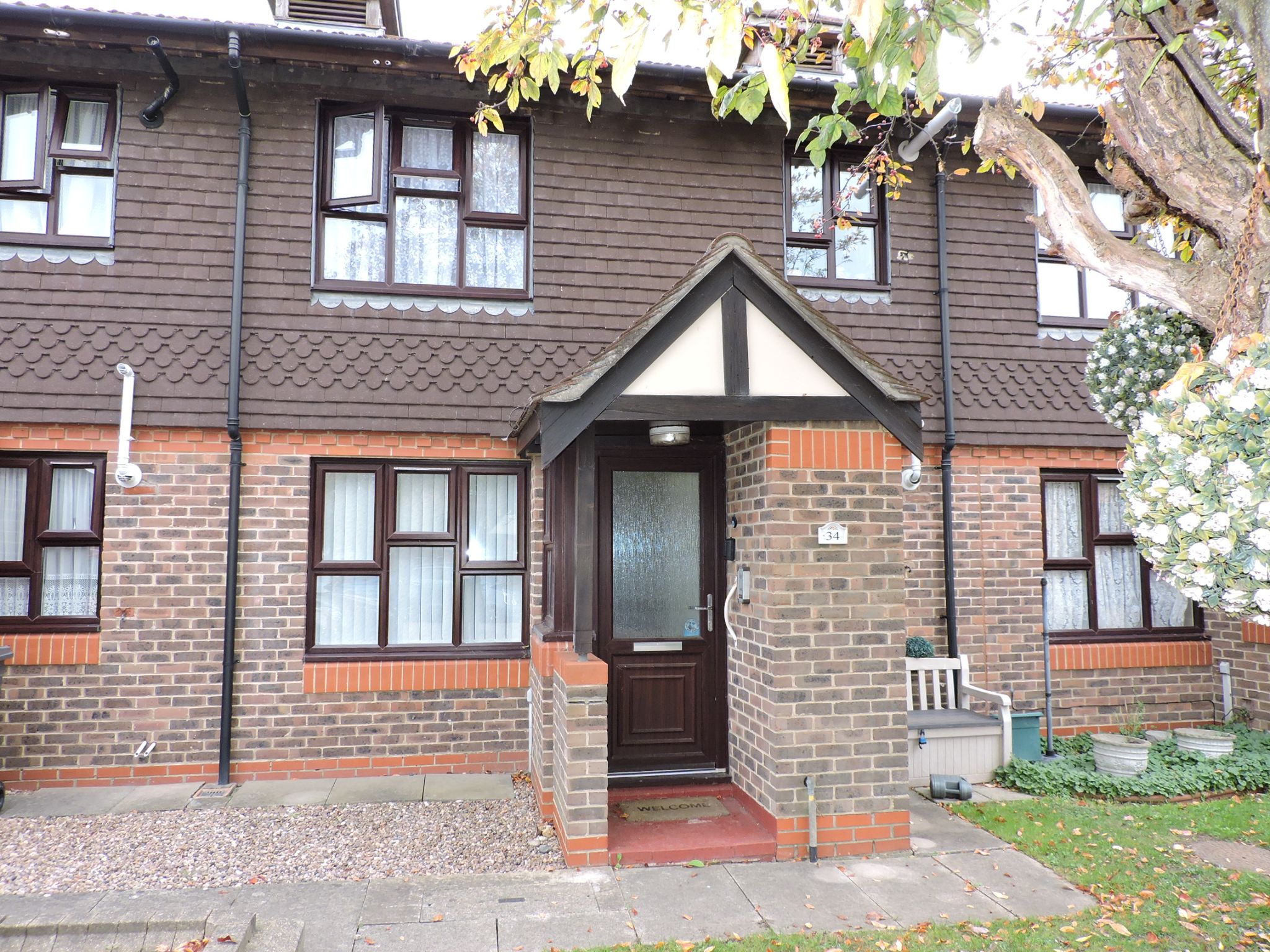 1 bedroom ground floor maisonette flat/apartment For Sale in New Malden - Photograph 1