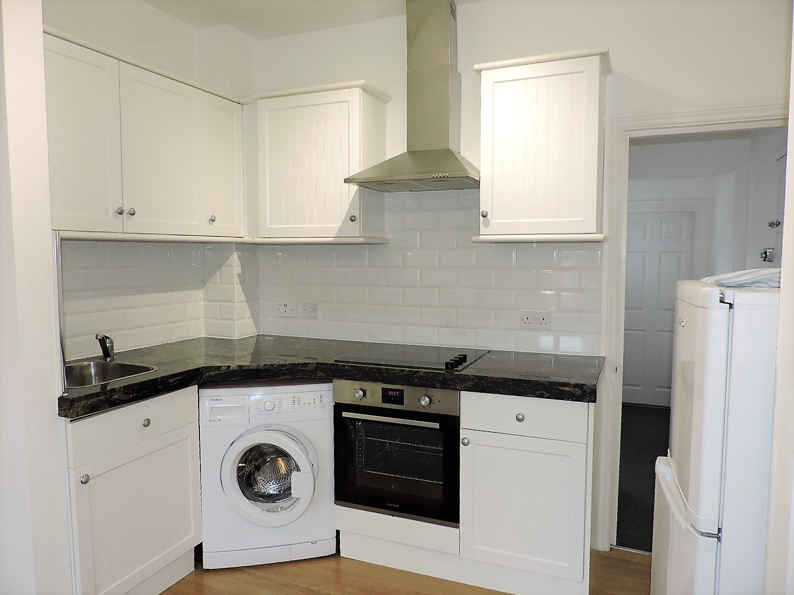 1 bedroom flat flat/apartment To Let in New Malden - Photograph 5
