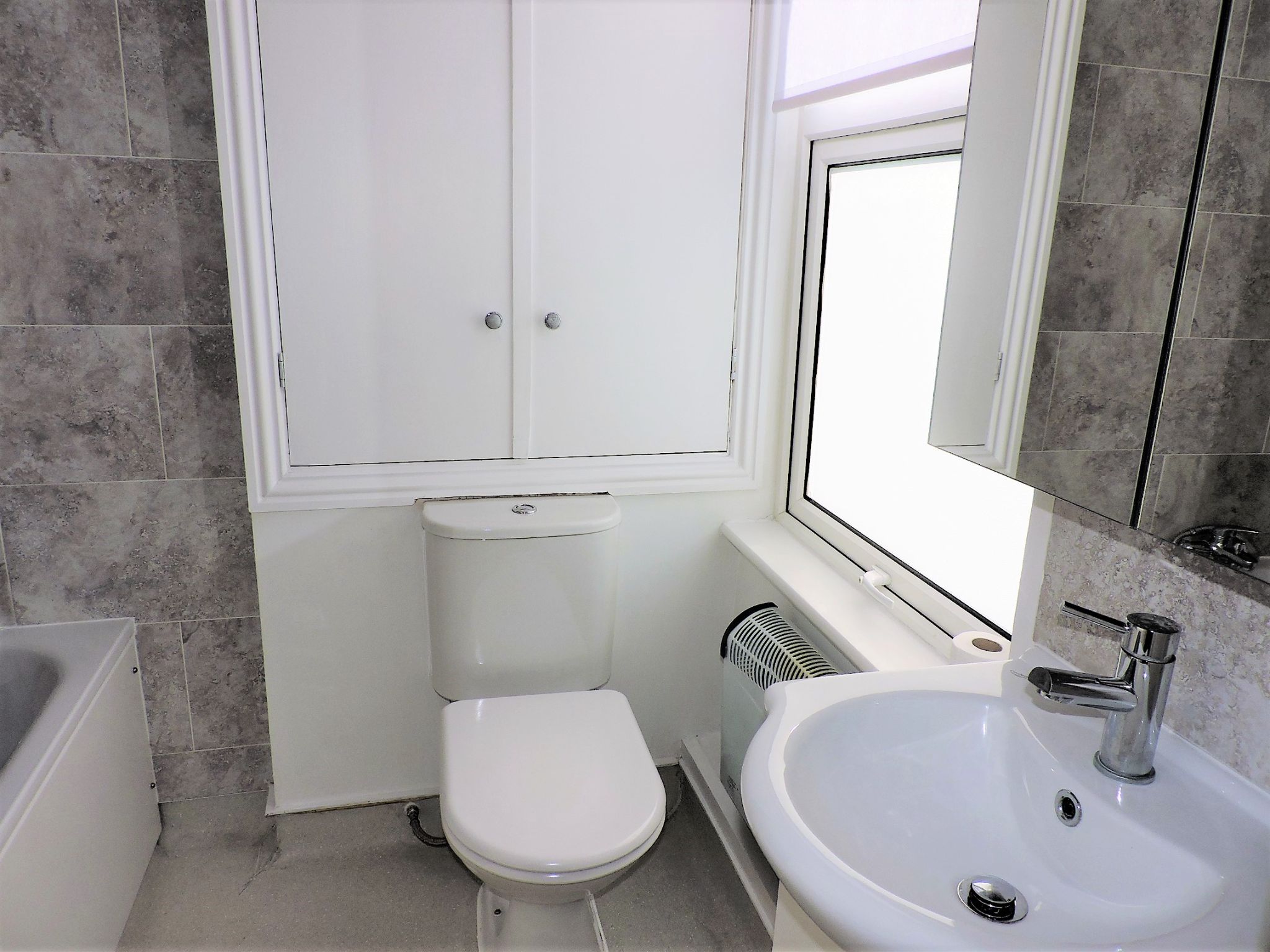 1 bedroom flat flat/apartment To Let in New Malden - Photograph 6