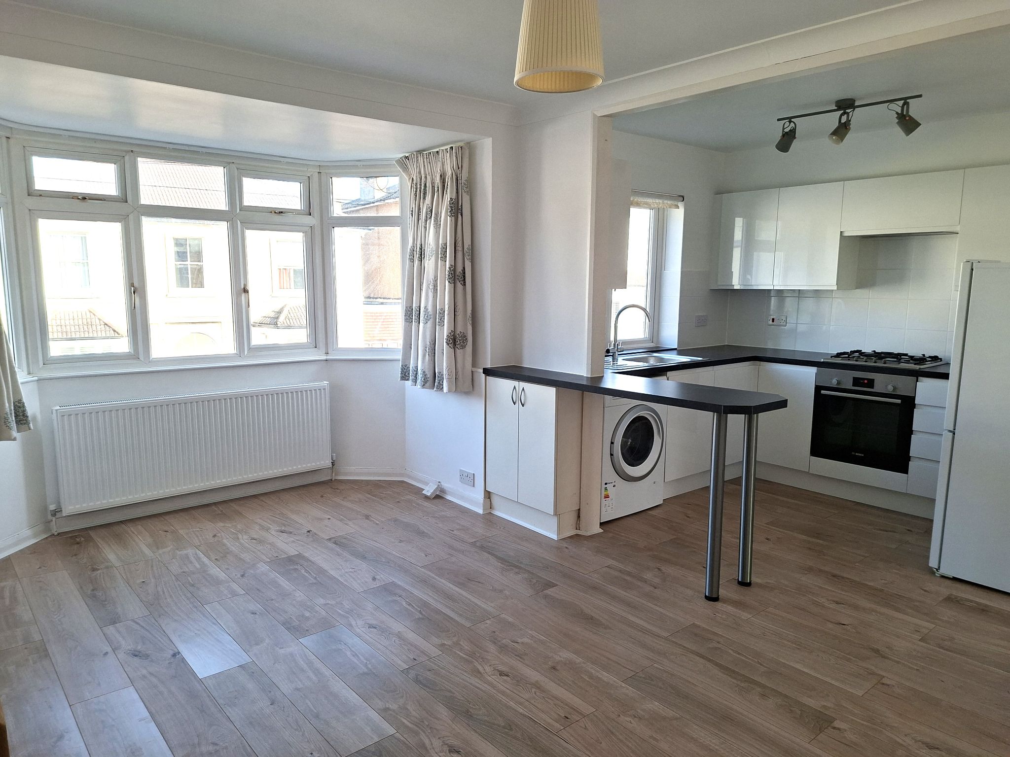 1 bedroom flat flat/apartment To Let in Kingston Upon Thames - Photograph 3