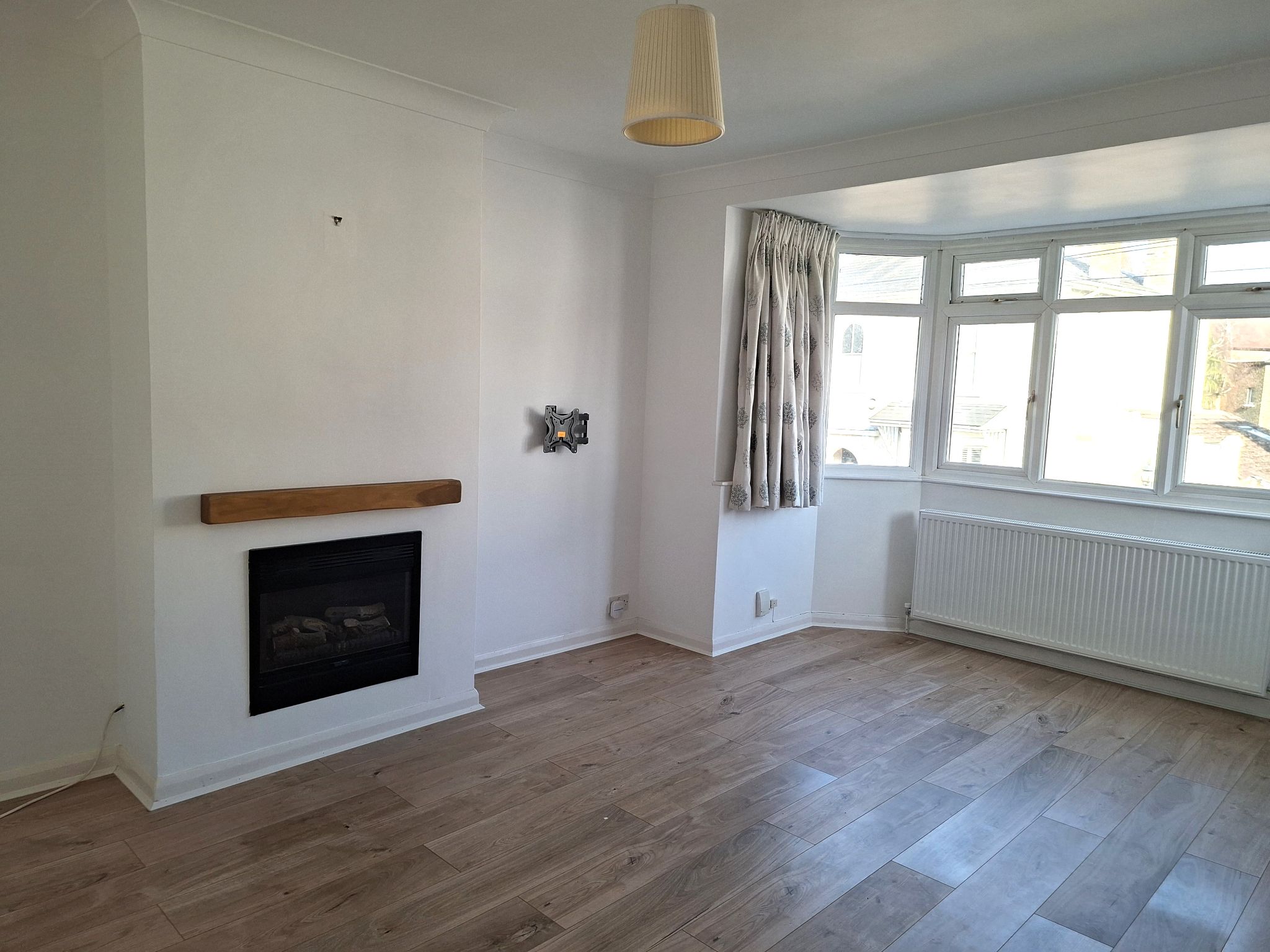 1 bedroom flat flat/apartment To Let in Kingston Upon Thames - Photograph 2