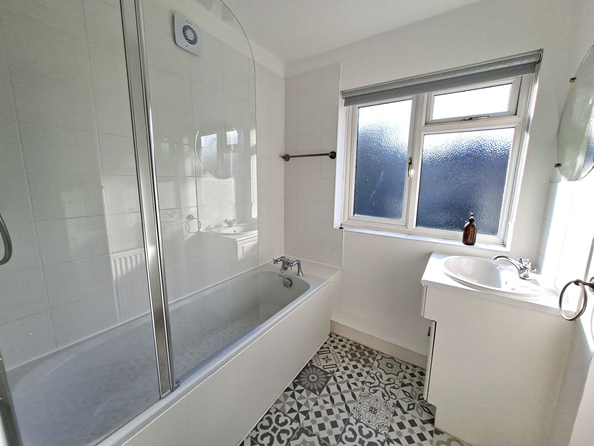 1 bedroom flat flat/apartment To Let in Kingston Upon Thames - Photograph 10