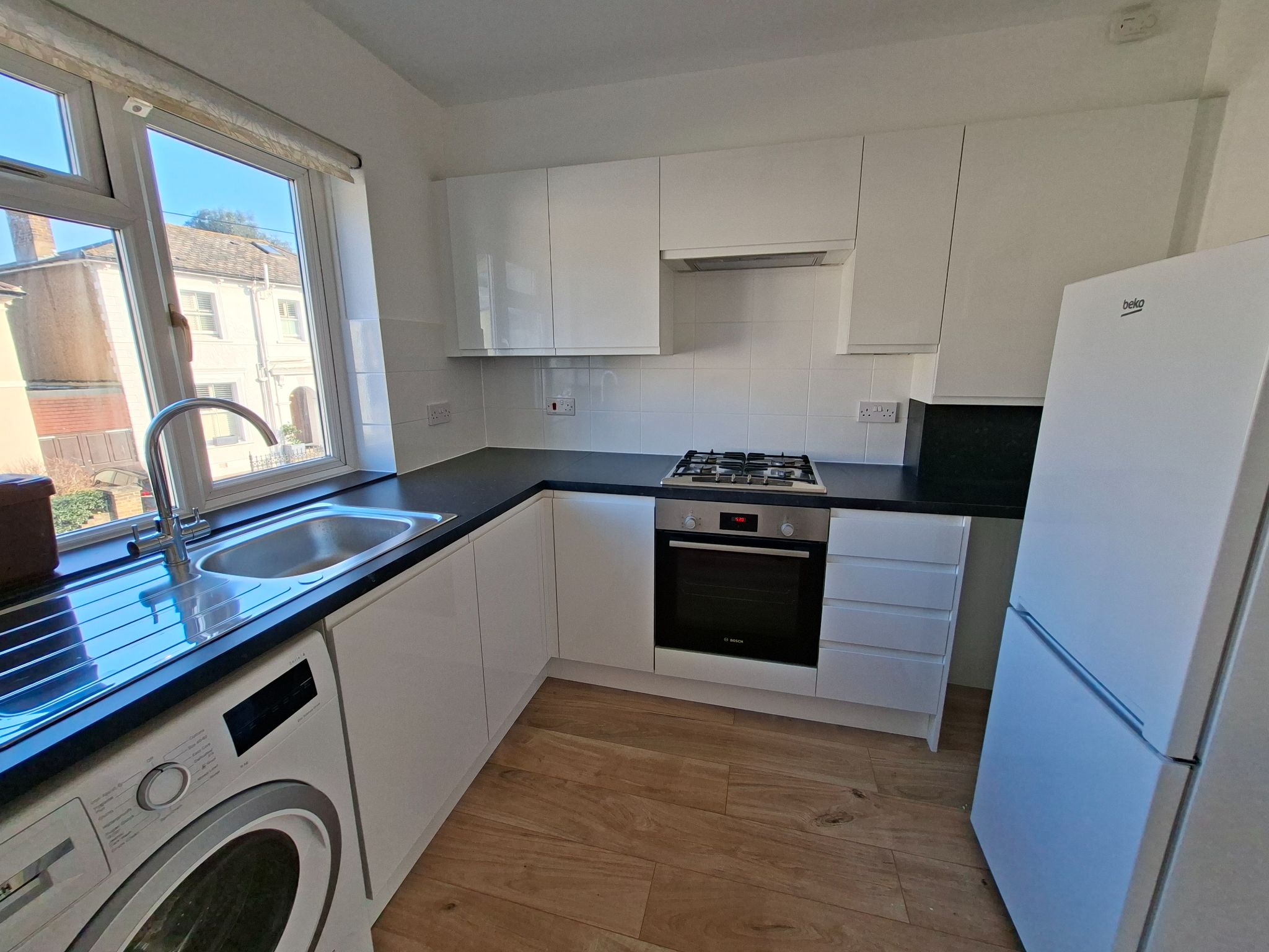 1 bedroom flat flat/apartment To Let in Kingston Upon Thames - Photograph 5