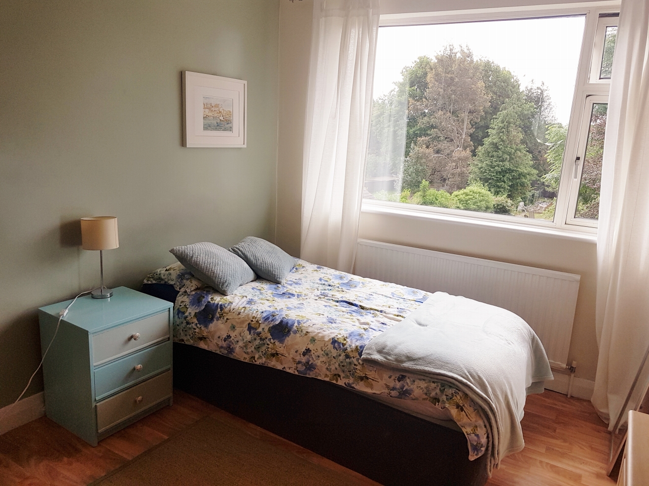 1 bedroom shared house To Let in Surbiton - Photograph 2
