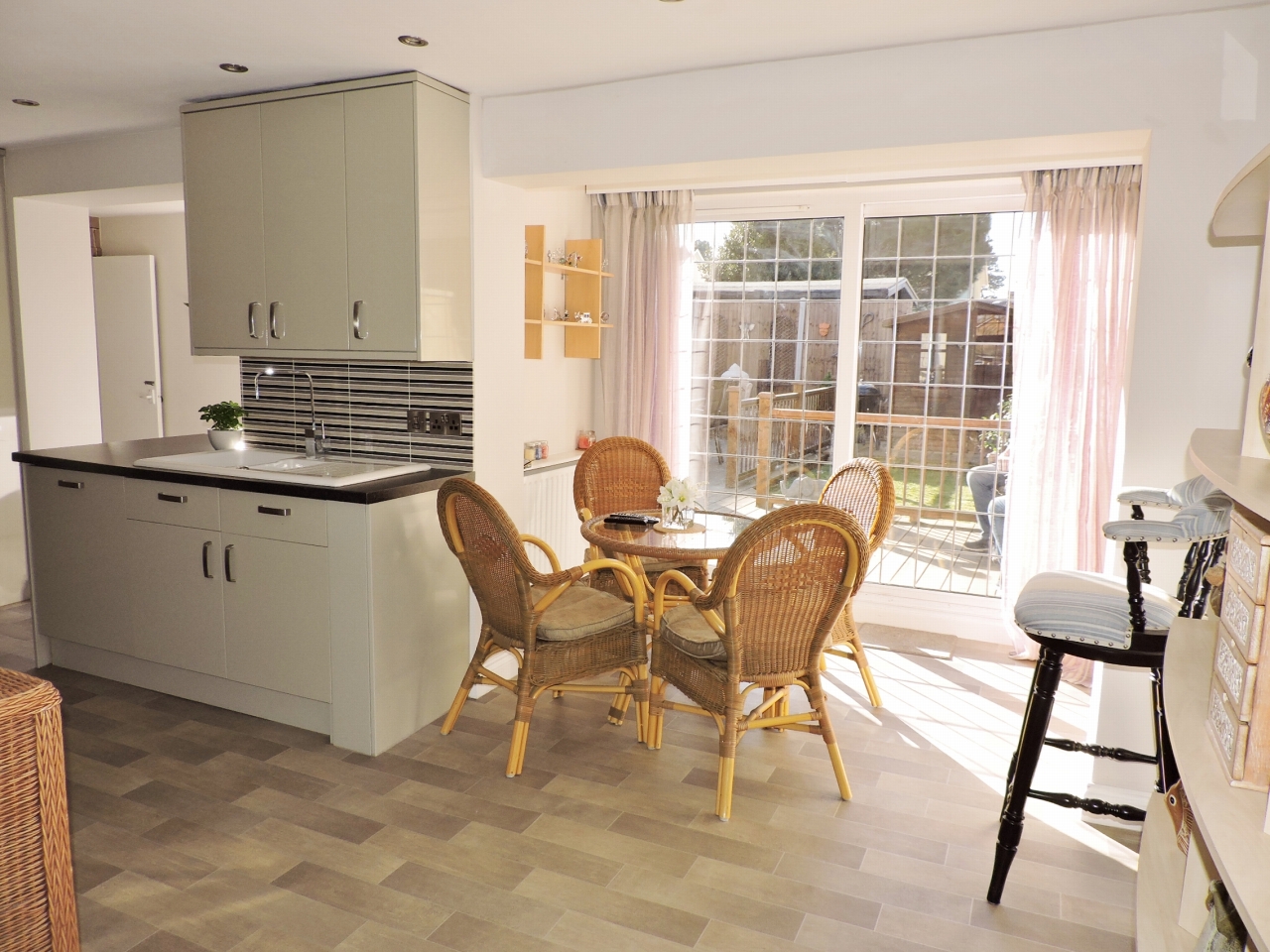 4 bedroom semi-detached house For Sale in Epsom - Photograph 5
