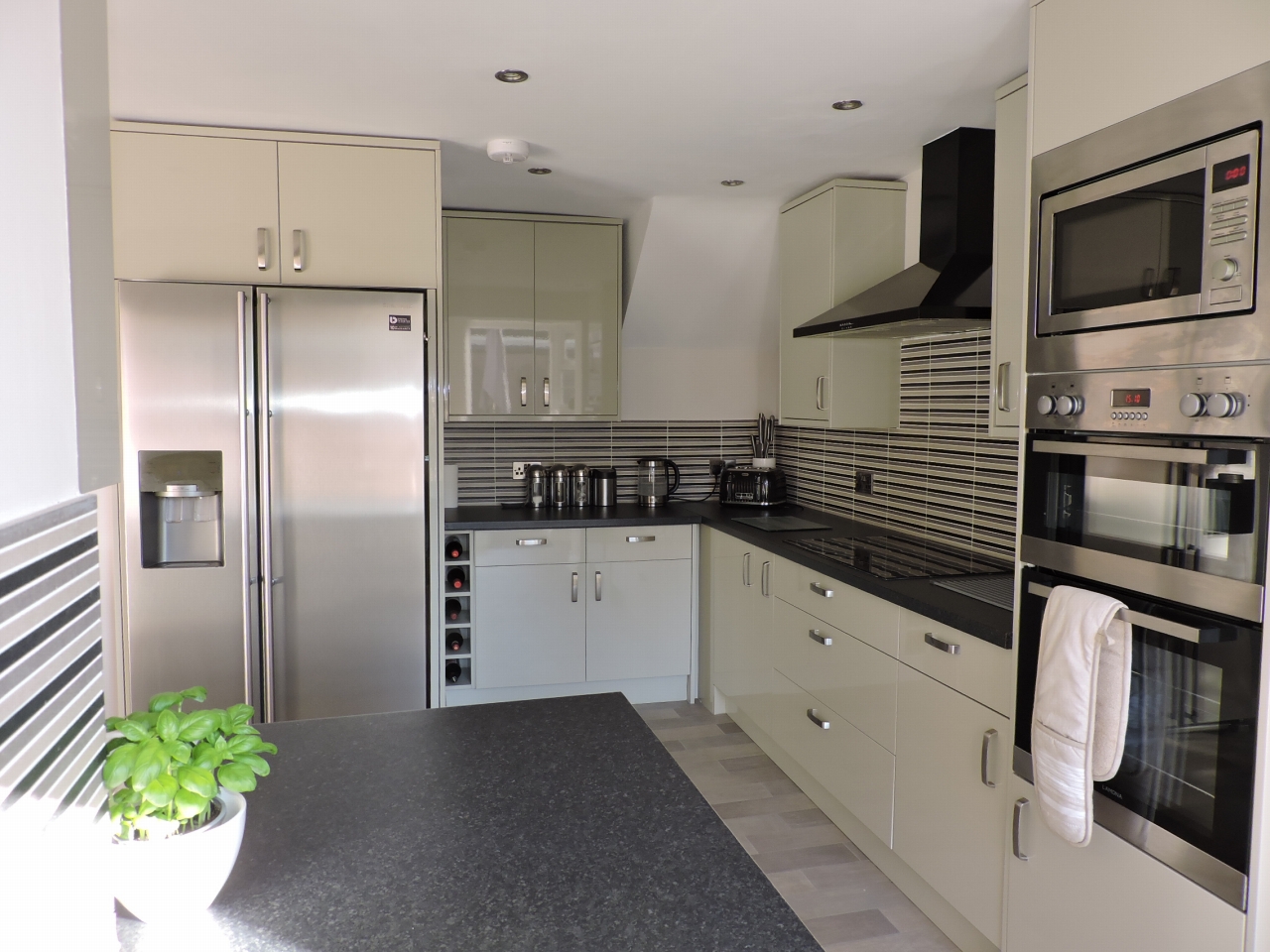 4 bedroom semi-detached house For Sale in Epsom - Photograph 4