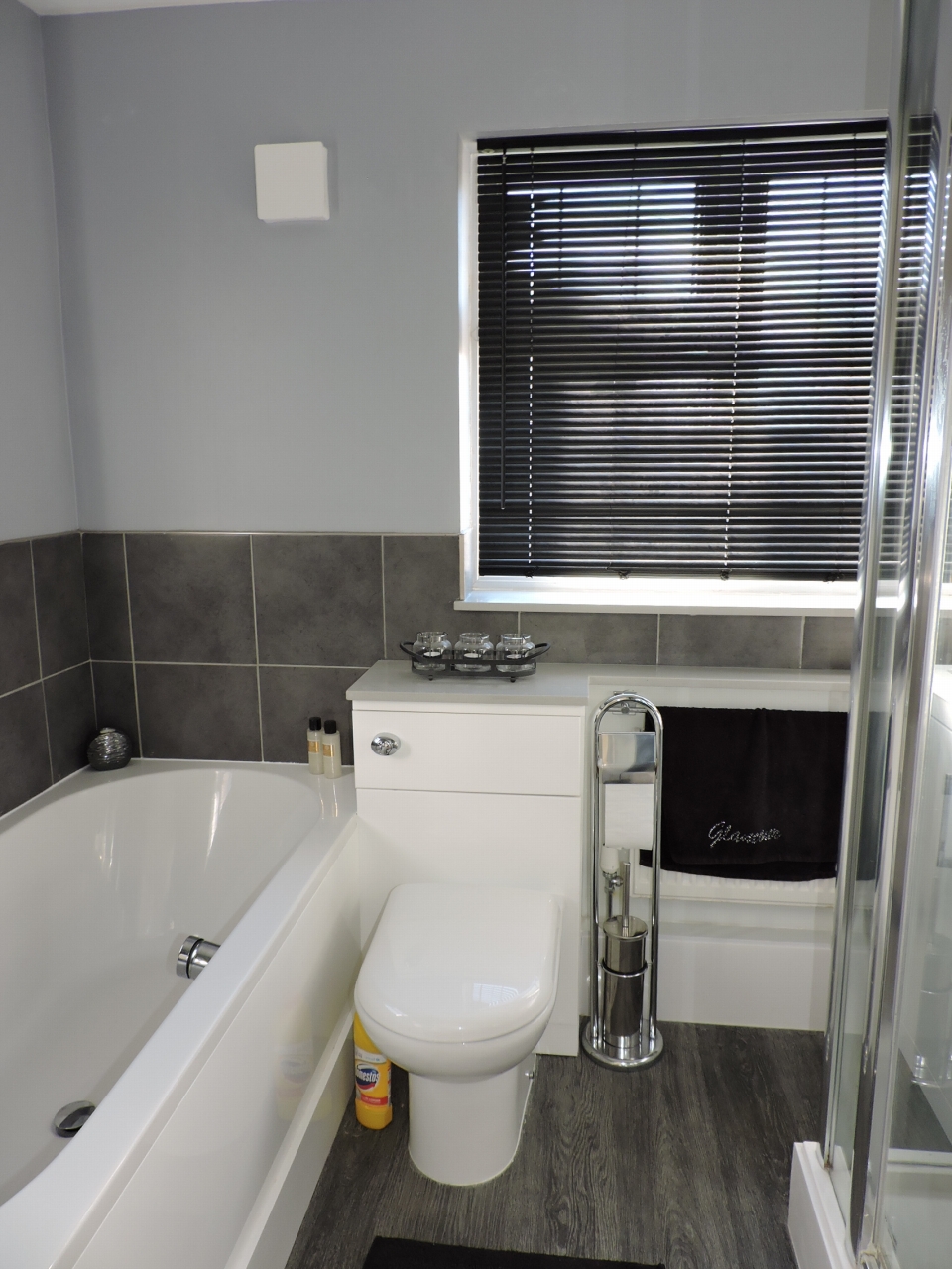 4 bedroom semi-detached house For Sale in Epsom - Photograph 6
