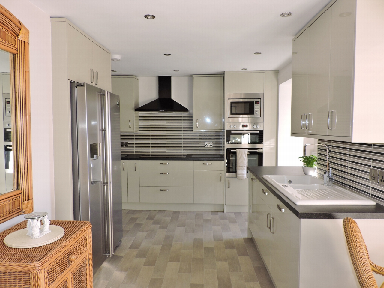 4 bedroom semi-detached house For Sale in Epsom - Photograph 3