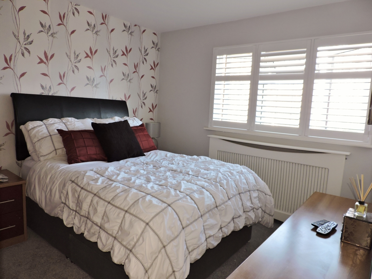 4 bedroom semi-detached house For Sale in Epsom - Photograph 8