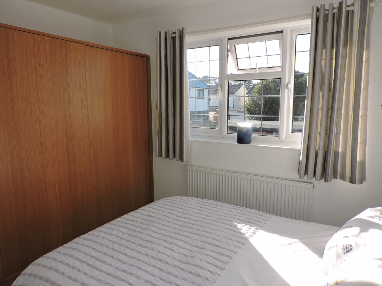 4 bedroom semi-detached house For Sale in Epsom - Photograph 11