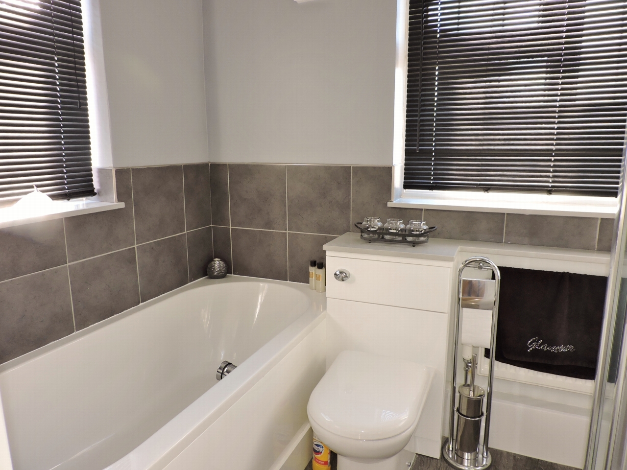 4 bedroom semi-detached house For Sale in Epsom - Photograph 13
