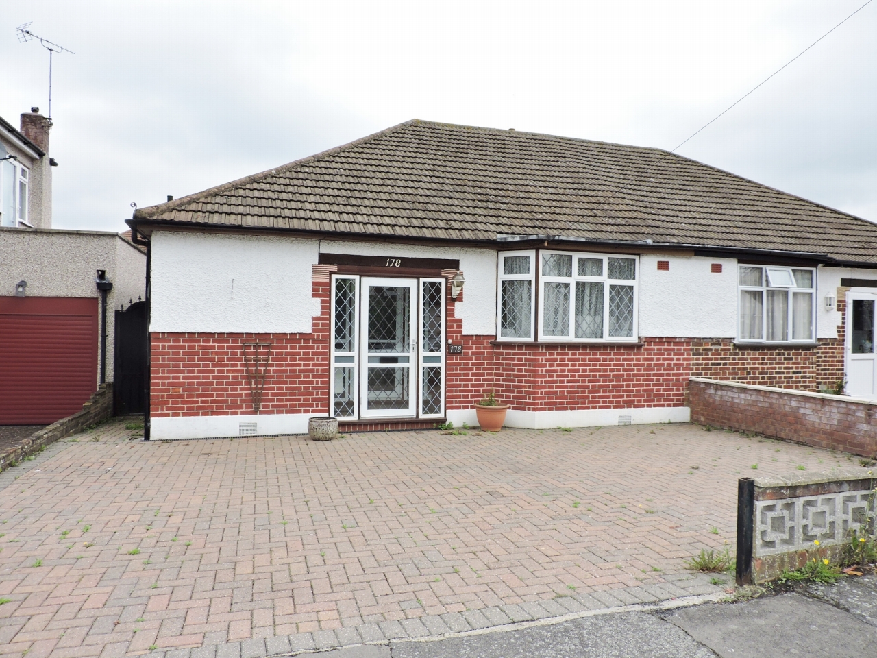 2 bedroom detached bungalow Under Offer in Epsom - Photograph 1