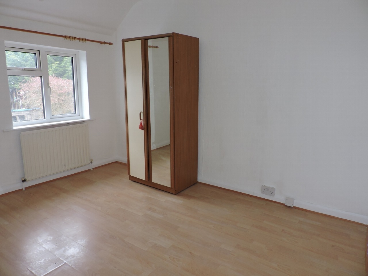 3 bedroom apartment flat/apartment To Let in Kingston Upon Thames - Photograph 2