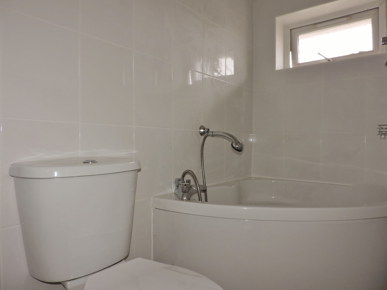 3 bedroom apartment flat/apartment To Let in Kingston Upon Thames - Photograph 6