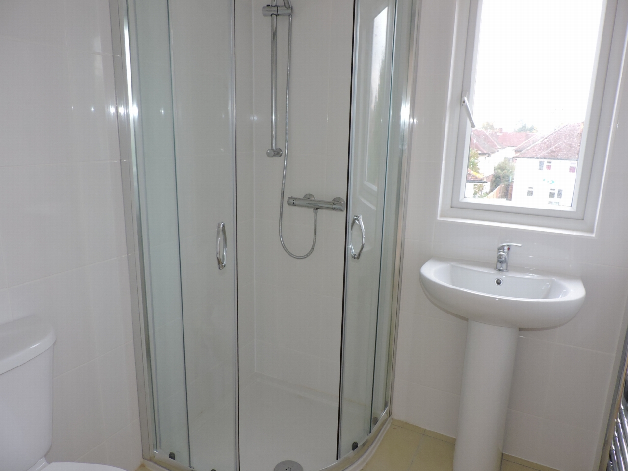 3 bedroom apartment flat/apartment To Let in Kingston Upon Thames - Photograph 9