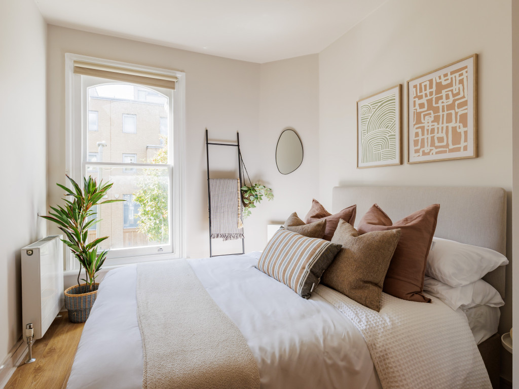 Bedroom staged for sale with furniture rental – London property